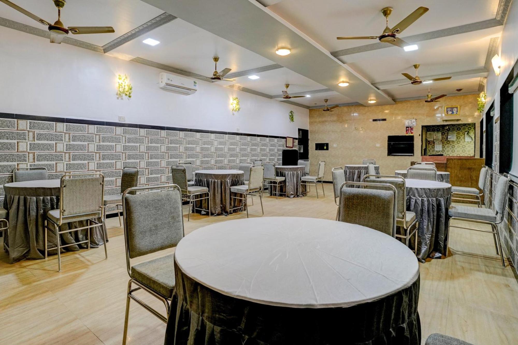Hotel Collection O Palm Springs Mumbai