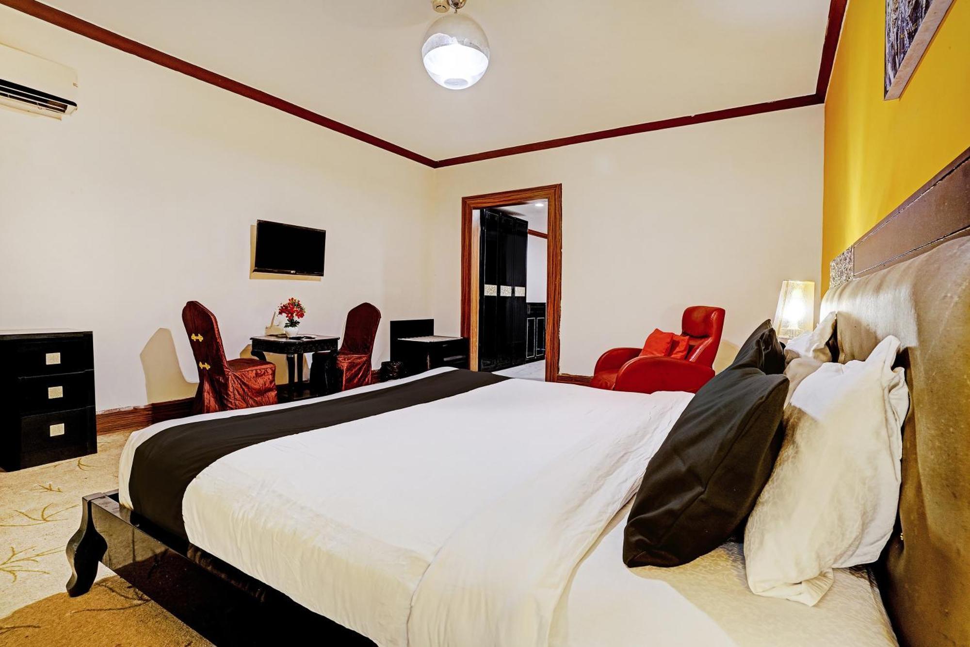 Townhouse 809 Royal Palms - Rose Collection Mumbai