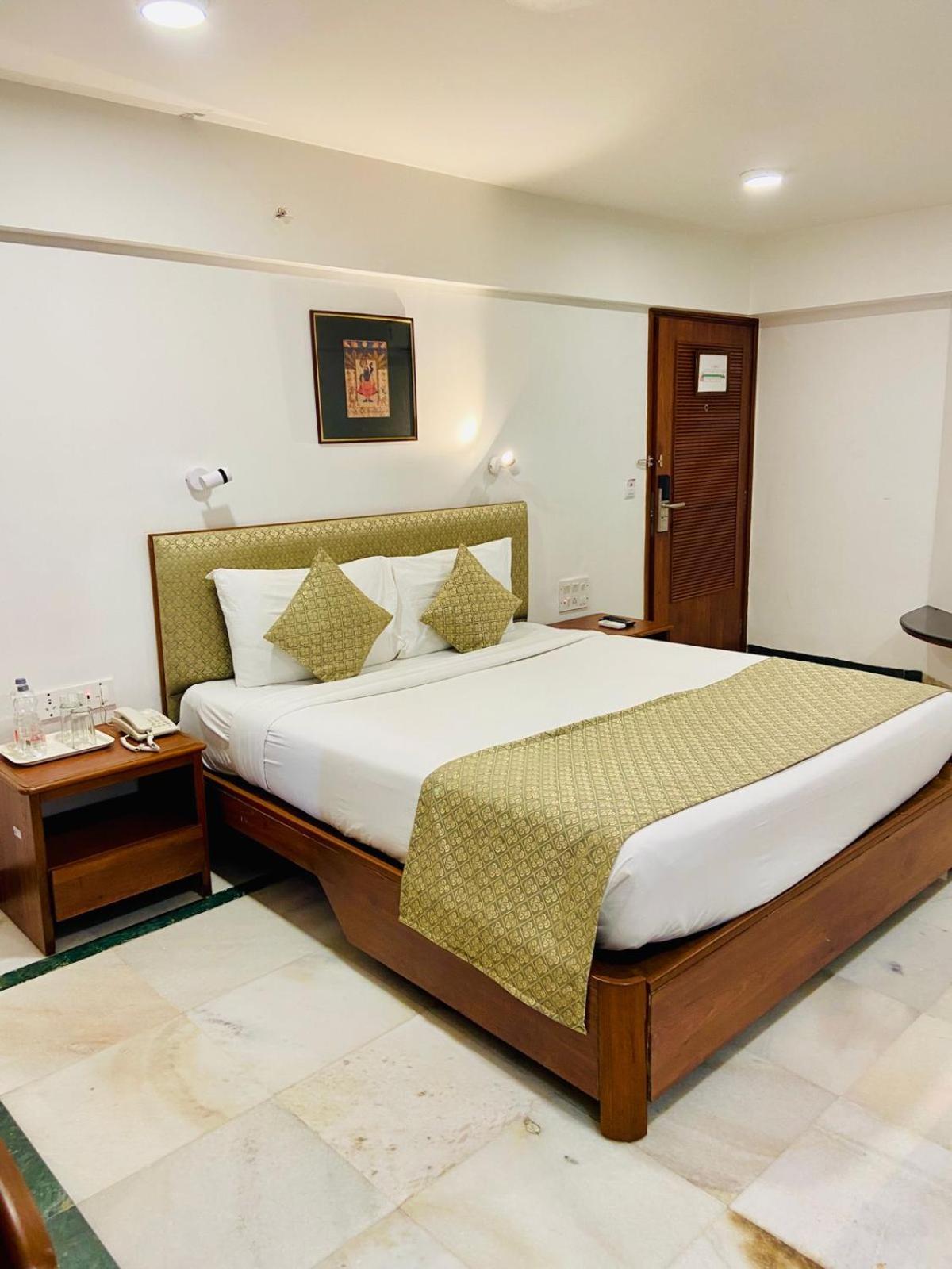 Parle International Hotel 3*