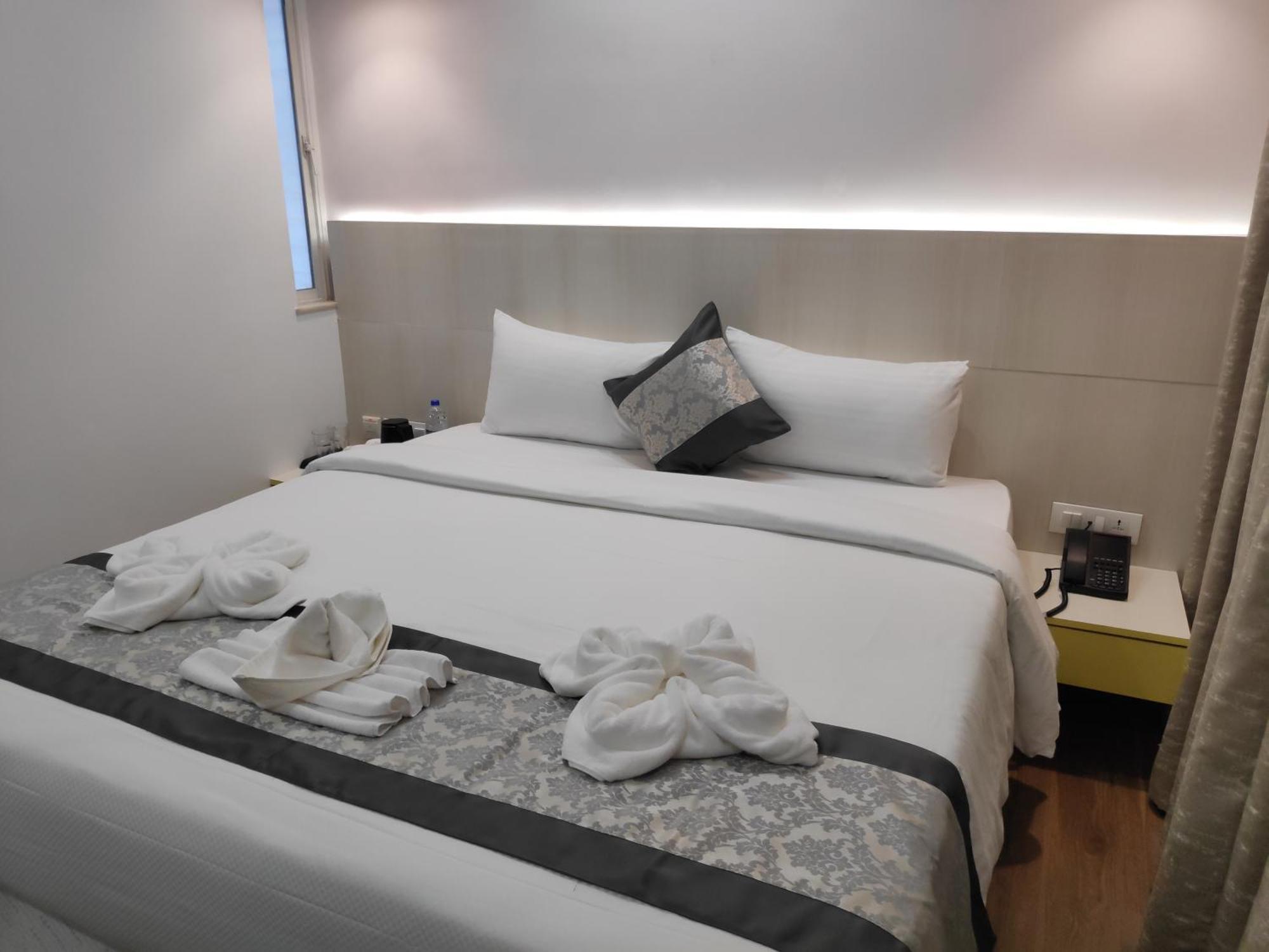 White House By Maxxvalue Service Bandra Apartment
