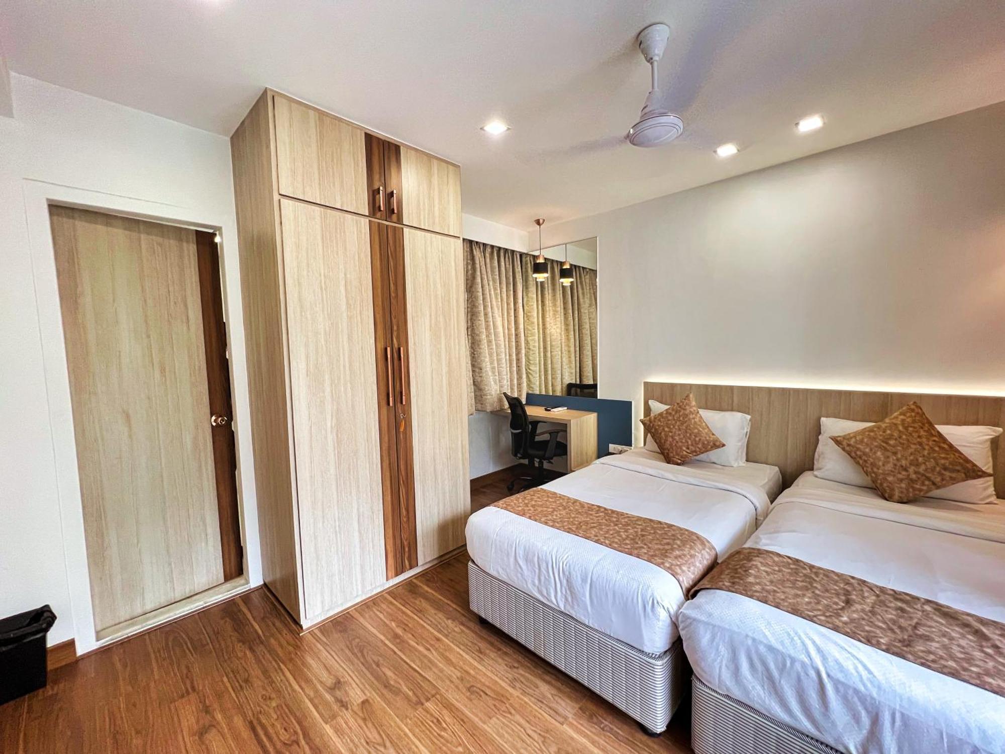 White House By Maxxvalue Service Bandra Apartment