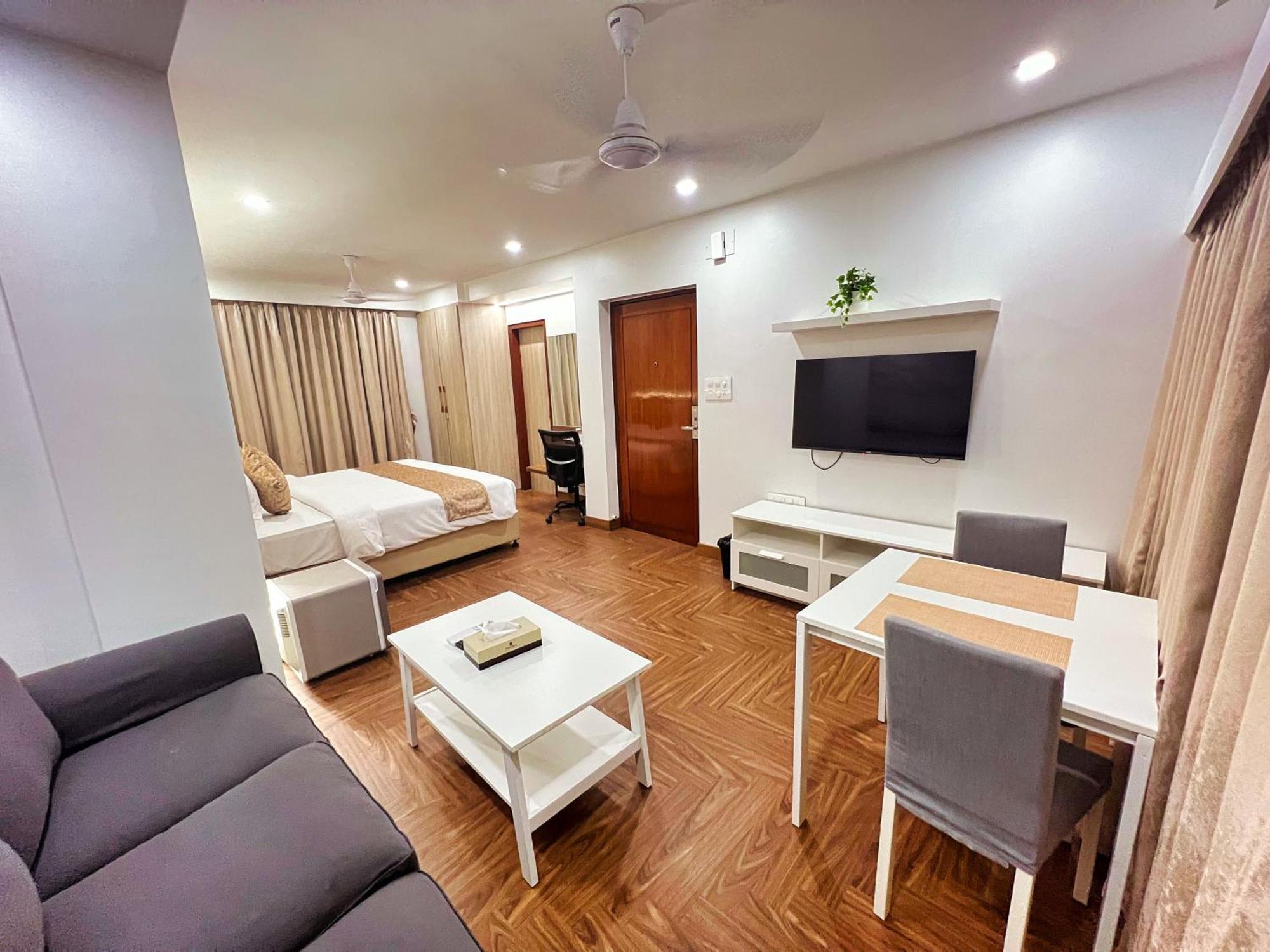 White House By Maxxvalue Service Bandra Apartment