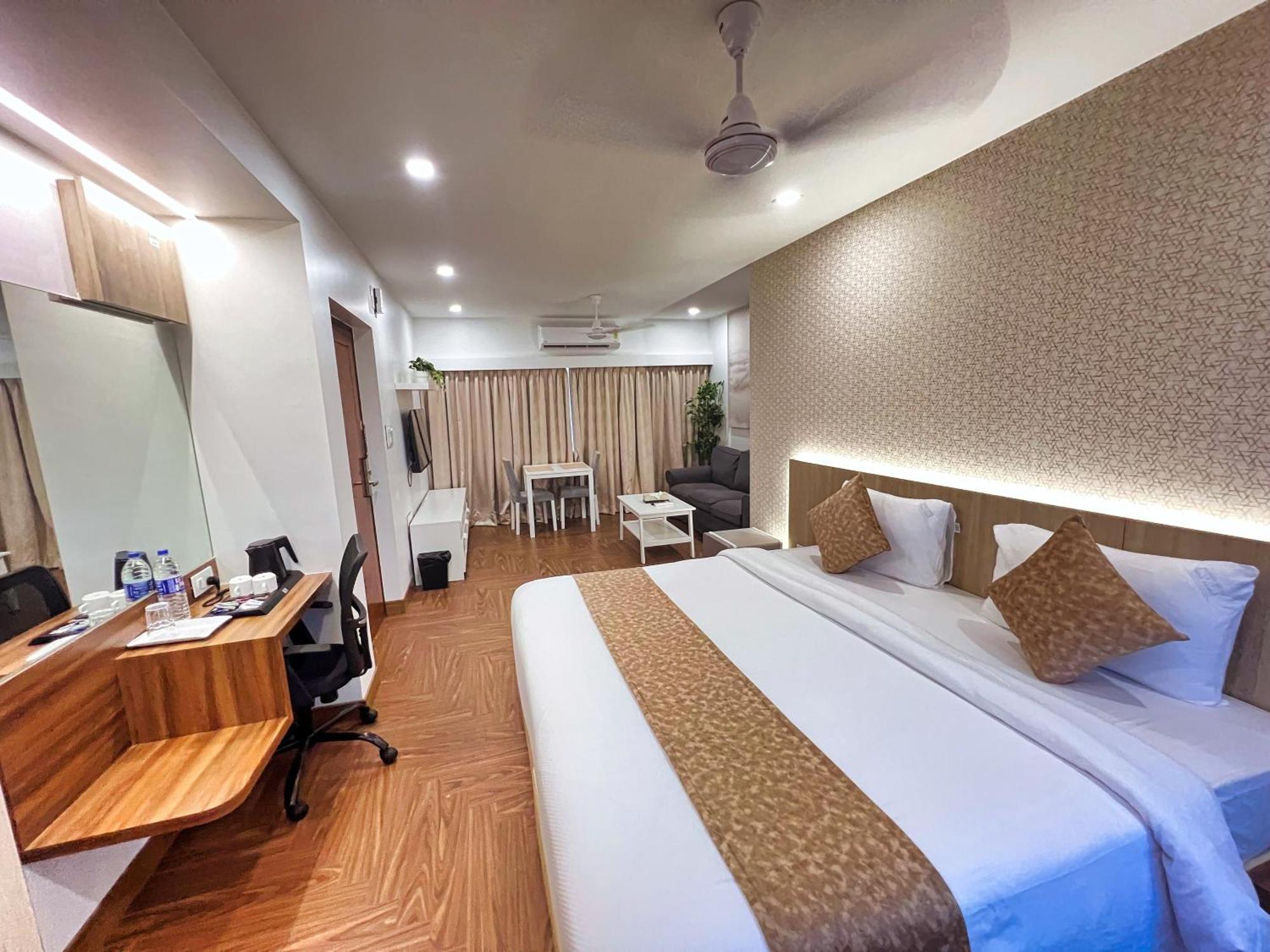 White House By Maxxvalue Service Bandra Apartment *