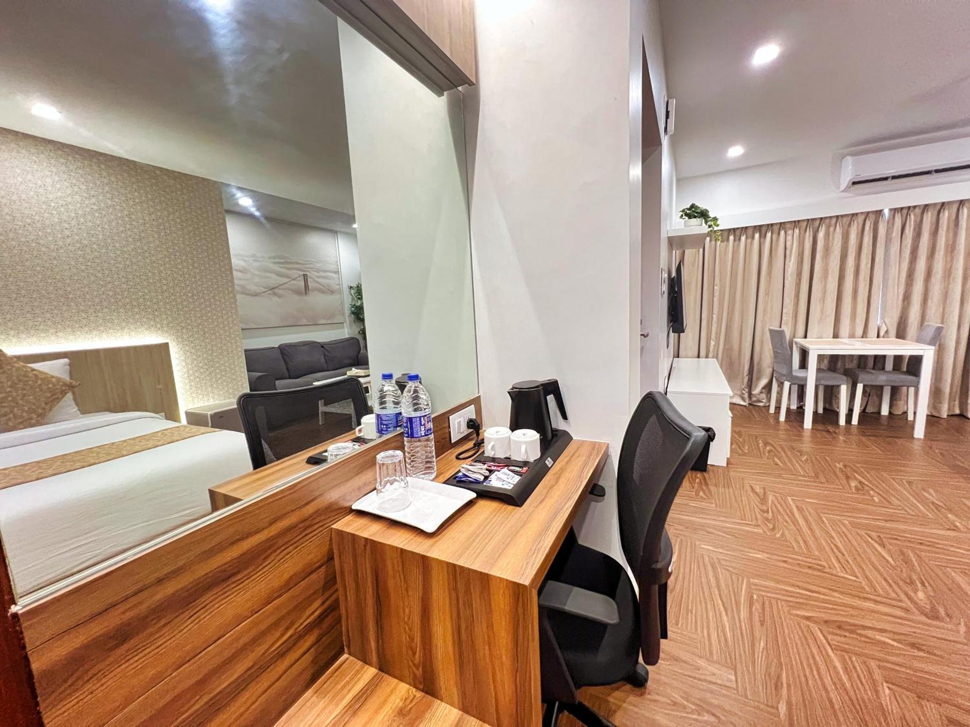White House By Maxxvalue Service Bandra Apartment *