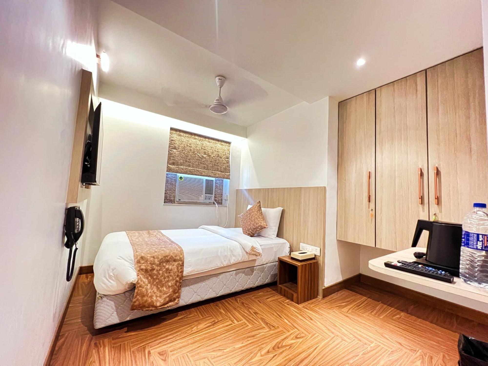 White House By Maxxvalue Service Bandra Apartment