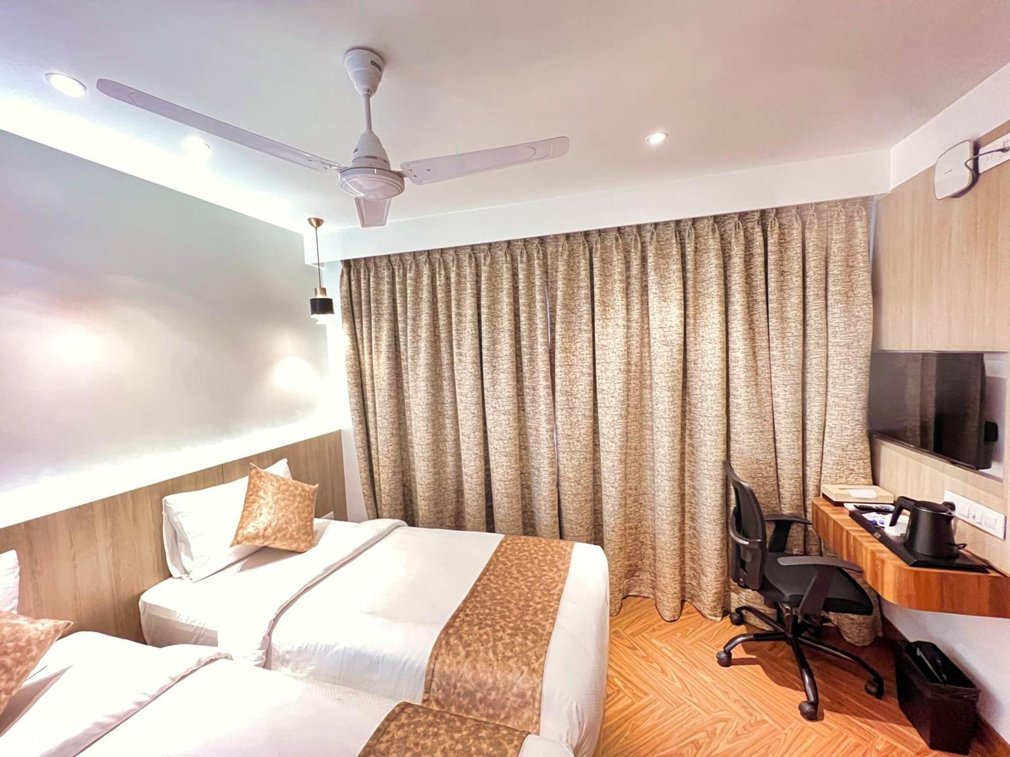 White House By Maxxvalue Service Bandra Apartment *