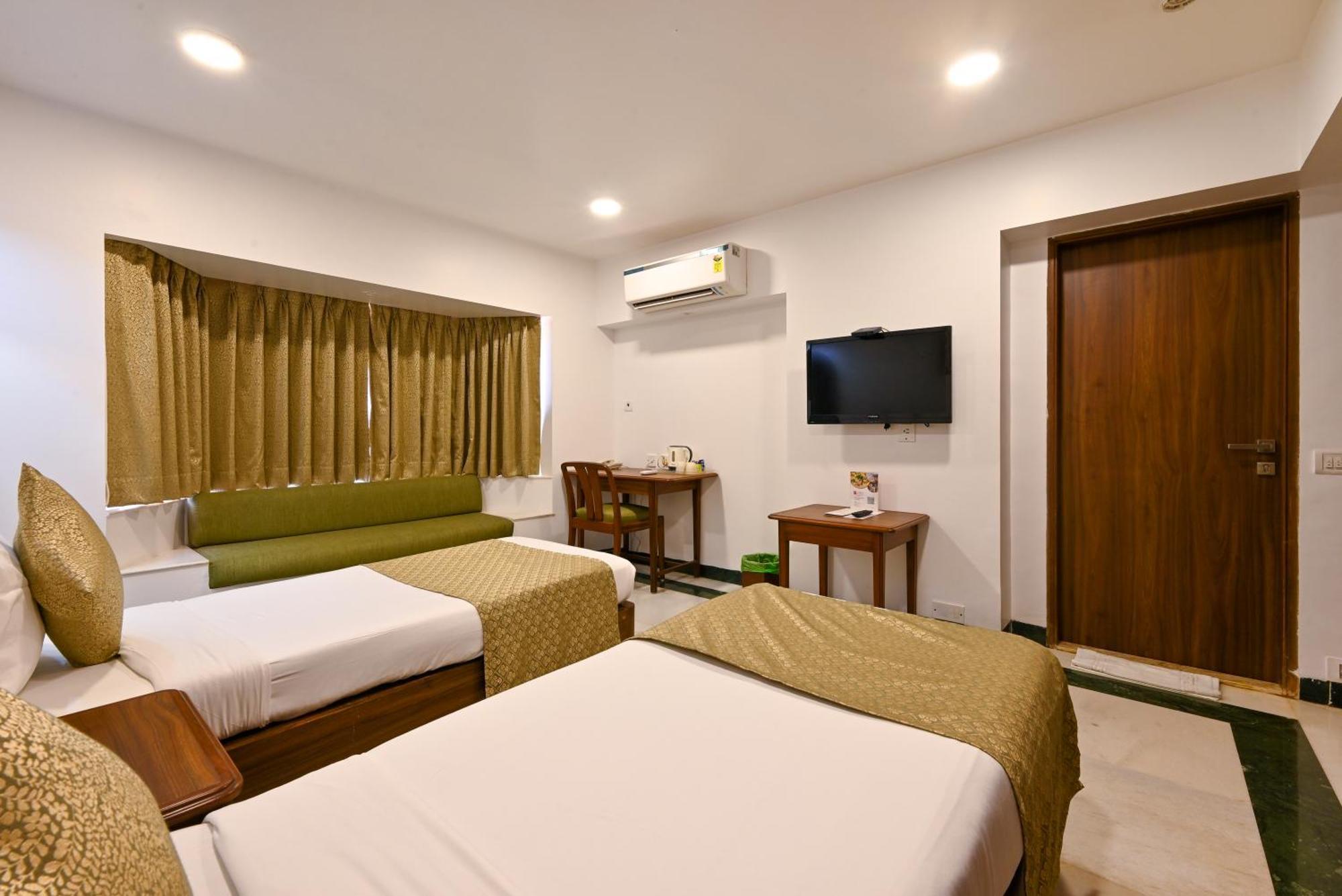 Hotel Parle International 3*