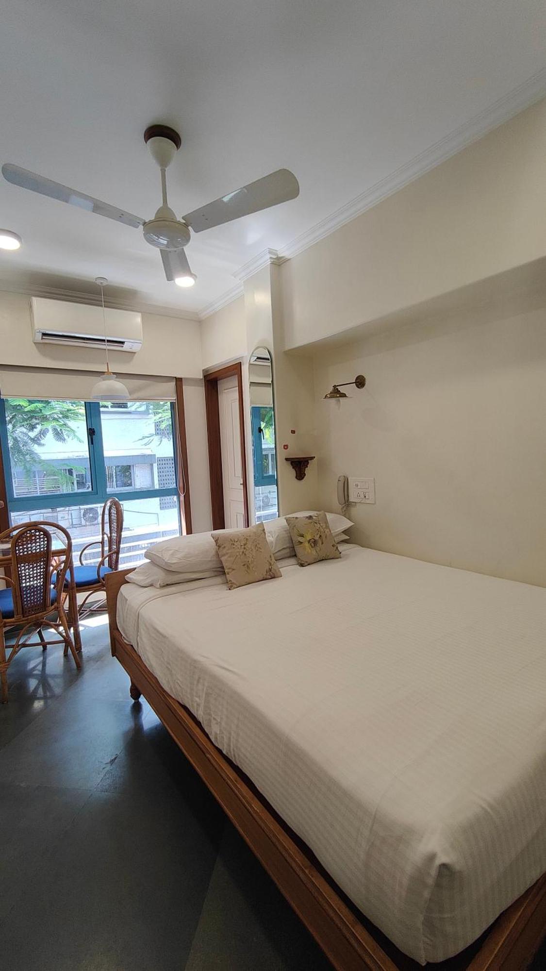 Kemps Corner Hotel 2*