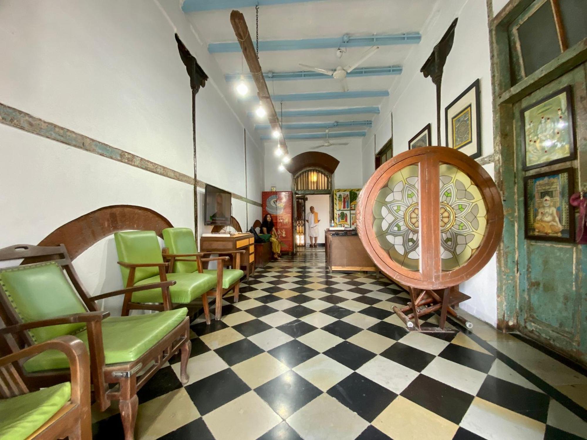 Vasantashram Csmt Mumbai, Free Wifi With 1940s Retro Vibe