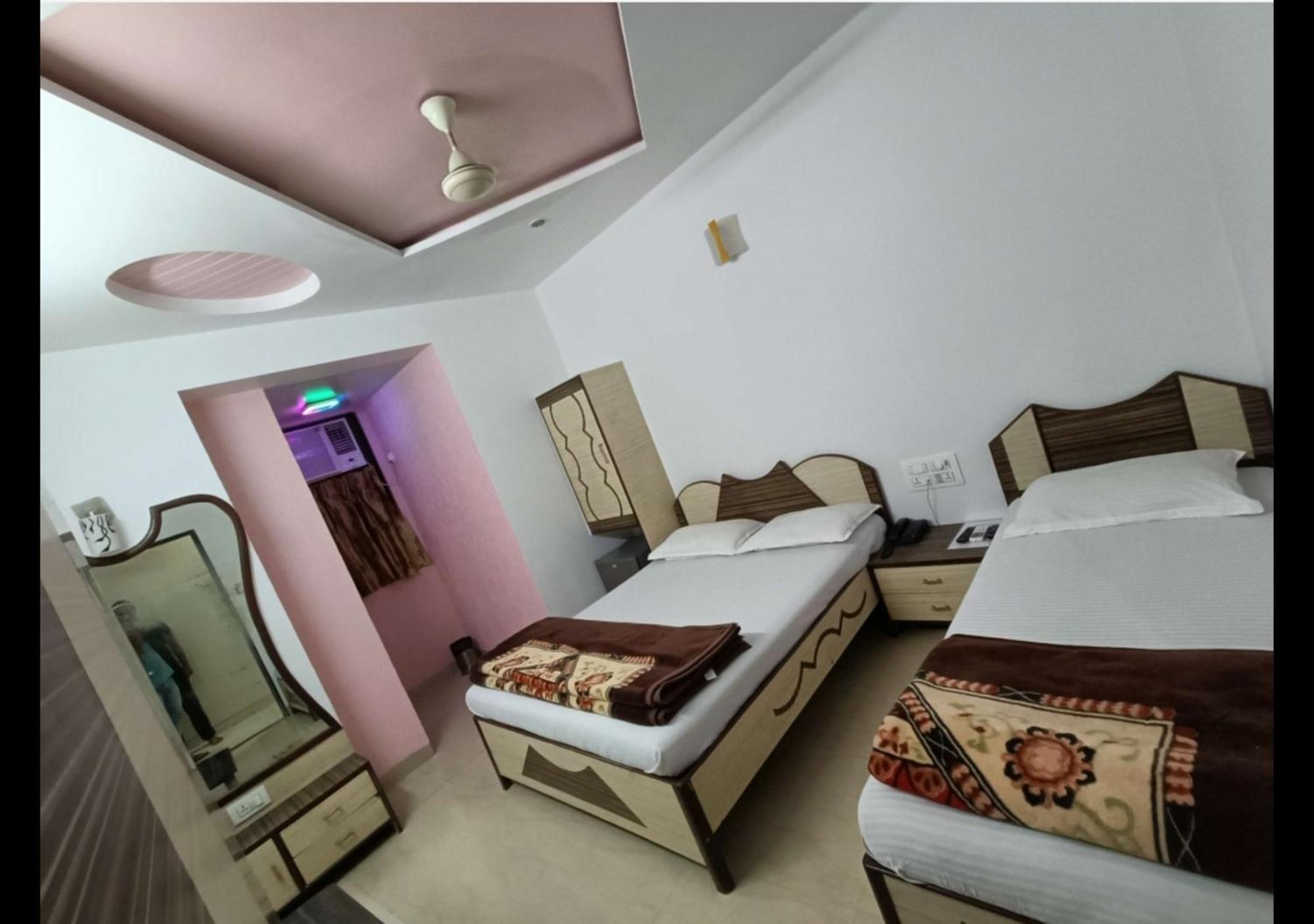 Broadway Colaba 2*