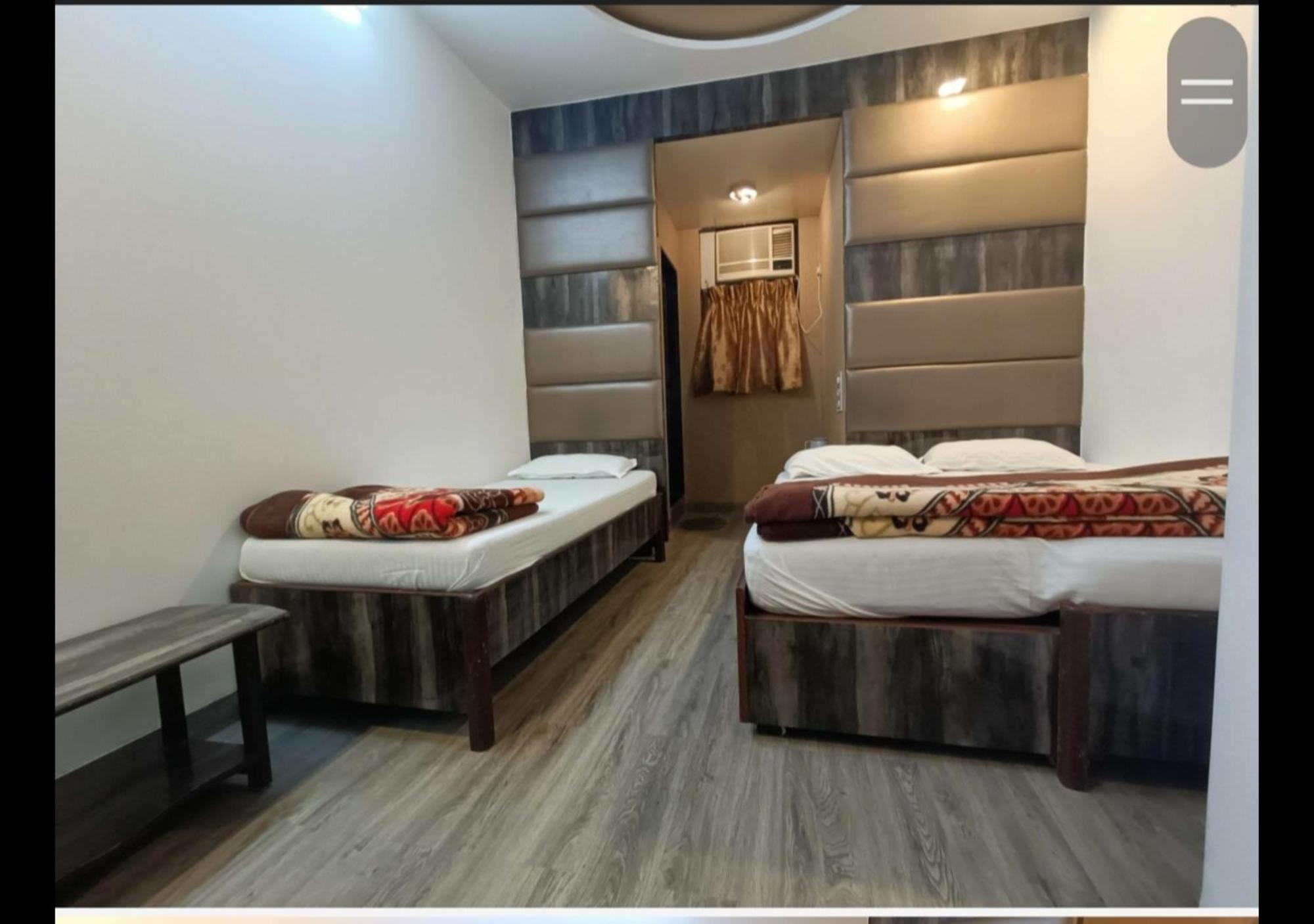 Broadway Colaba 2*