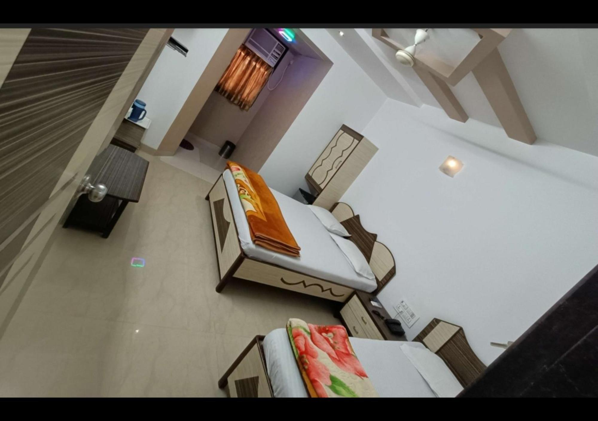 Hotel Broadway Colaba 2*