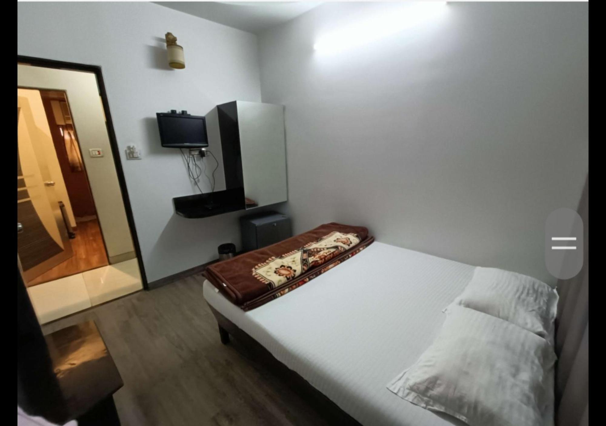 Broadway Colaba Hotel 2*