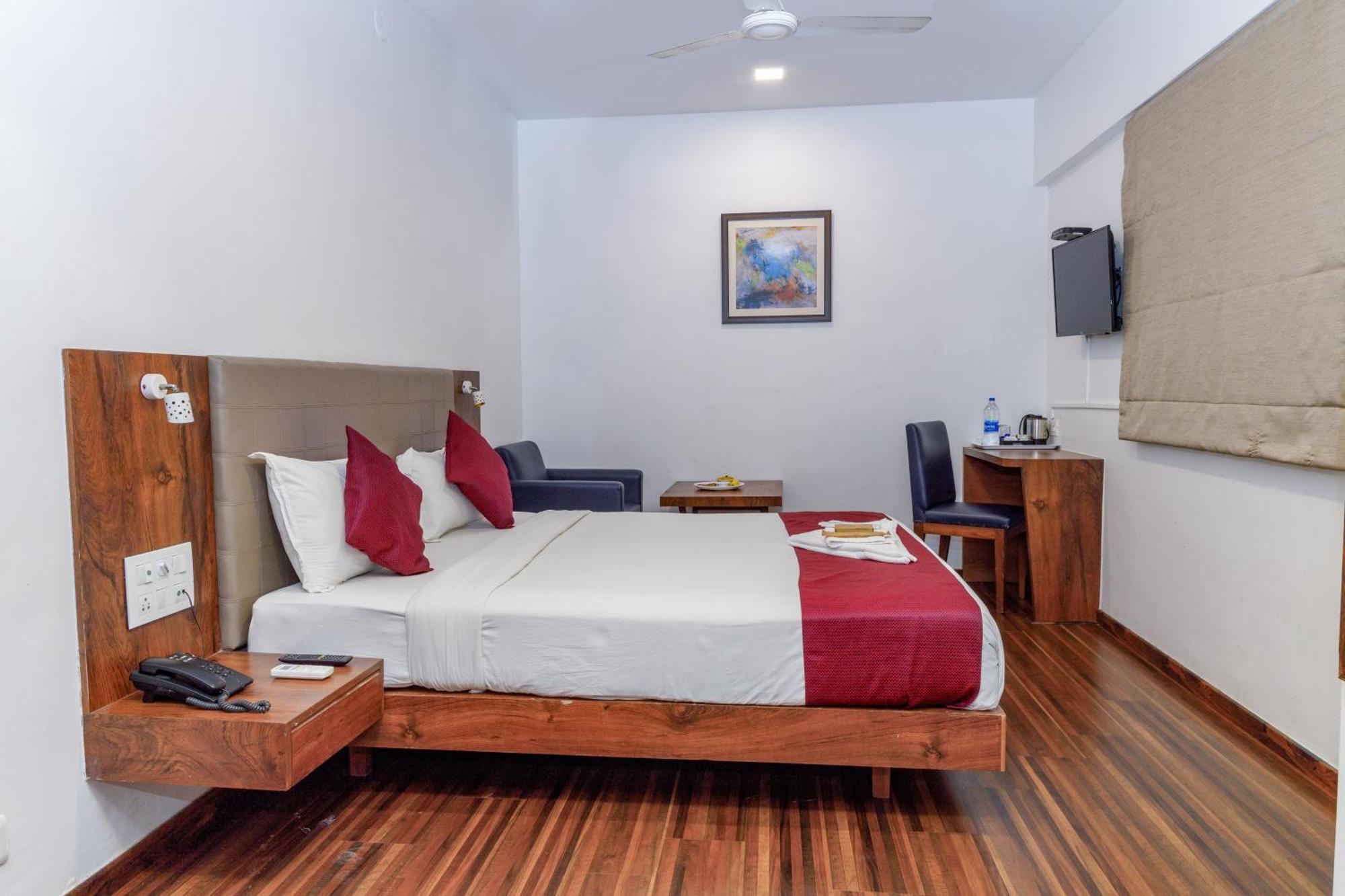 Hotel J And Banquets 3*