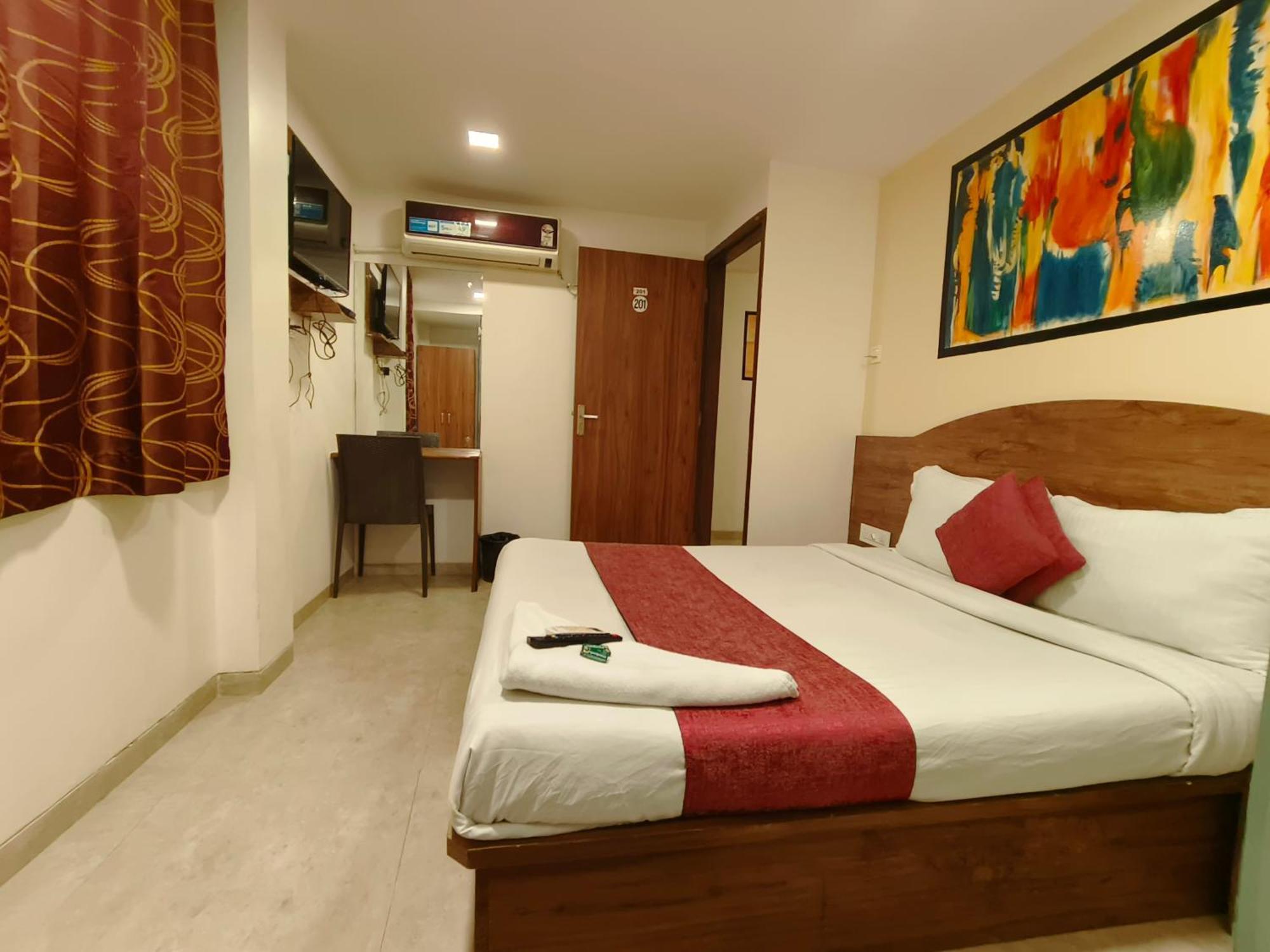 Crown Juhu Hotel 2*