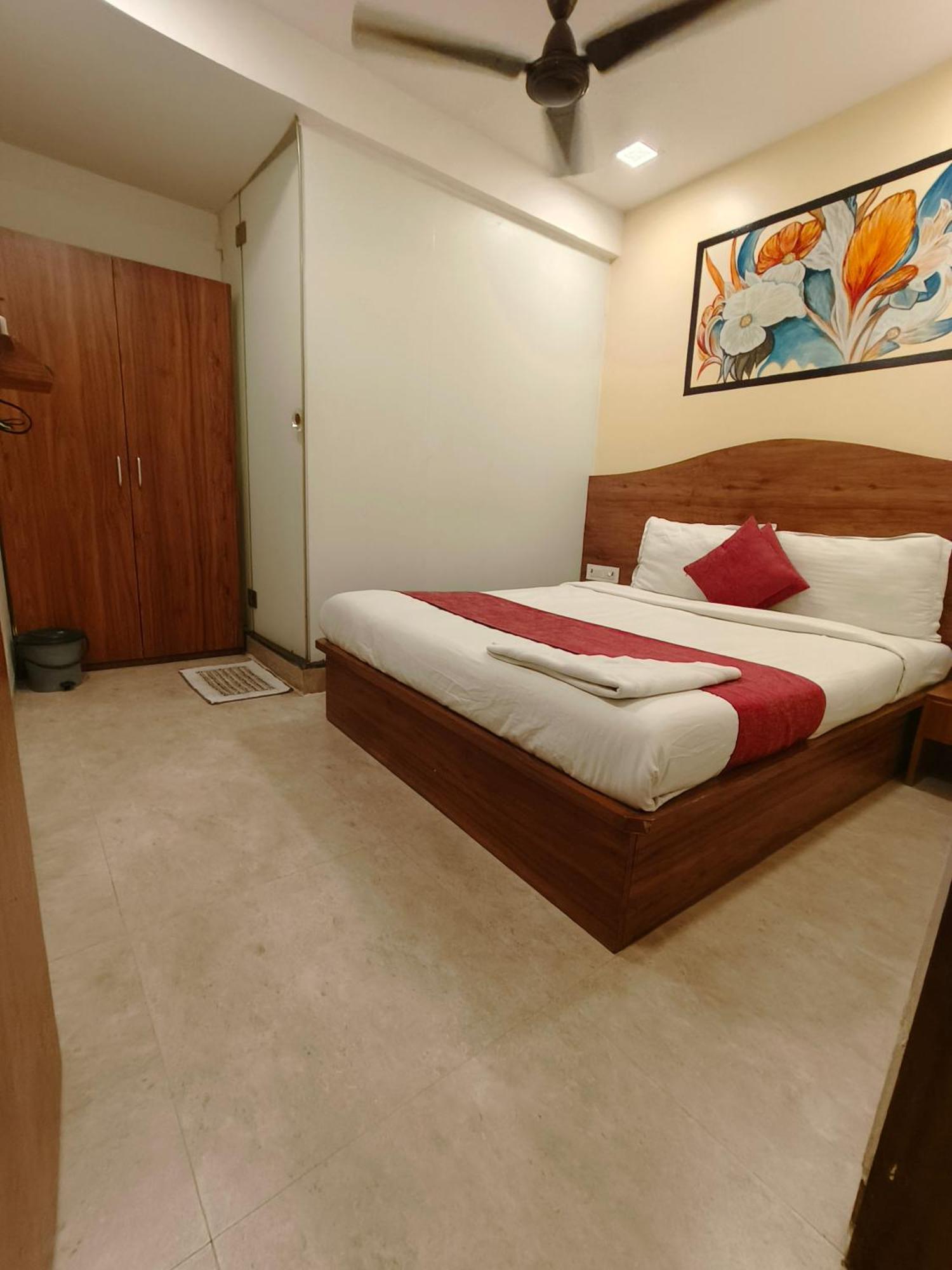 Crown Juhu Hotel 2*