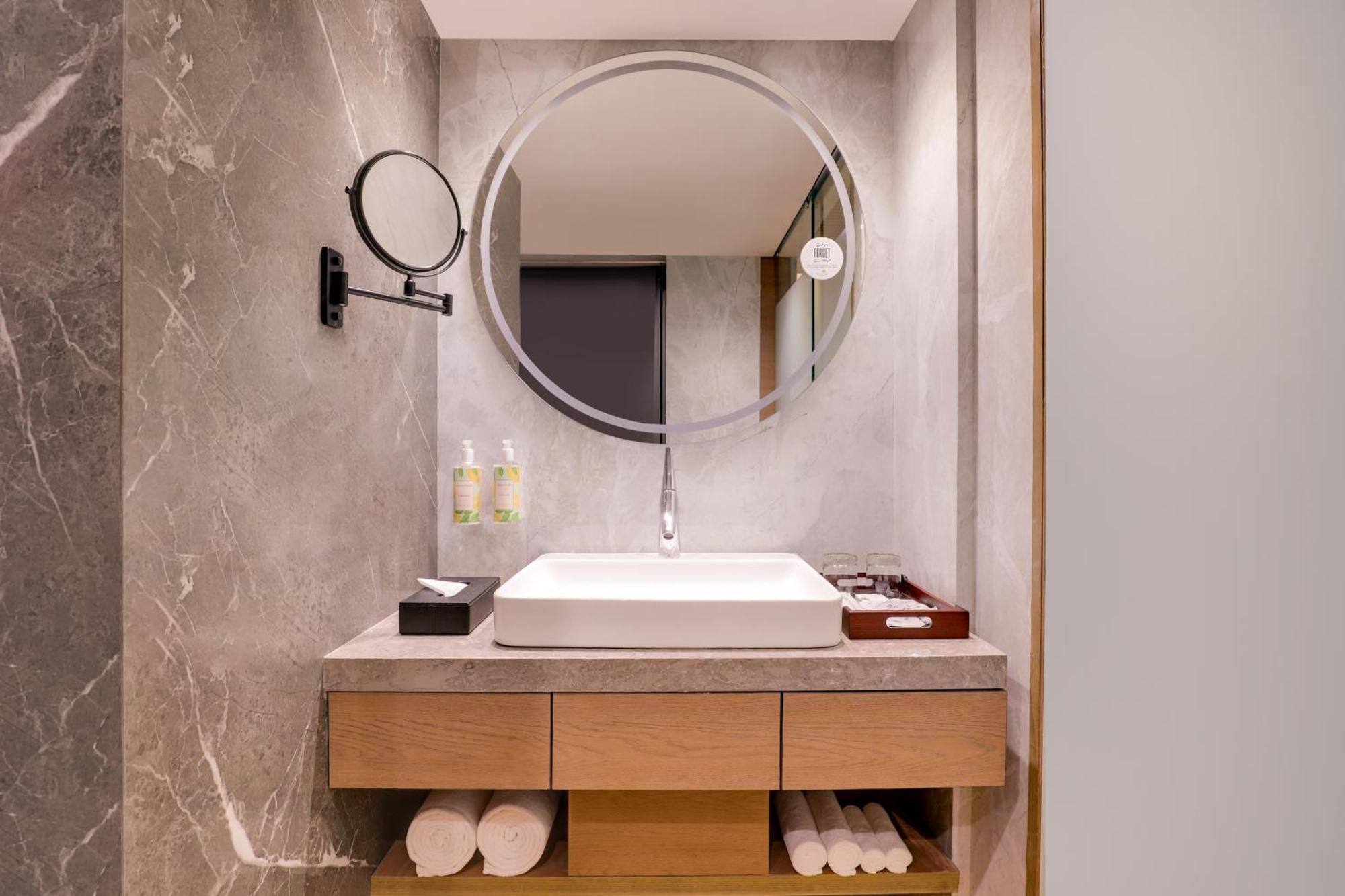 Hotel Lemon Tree Premier, Malad, 4*