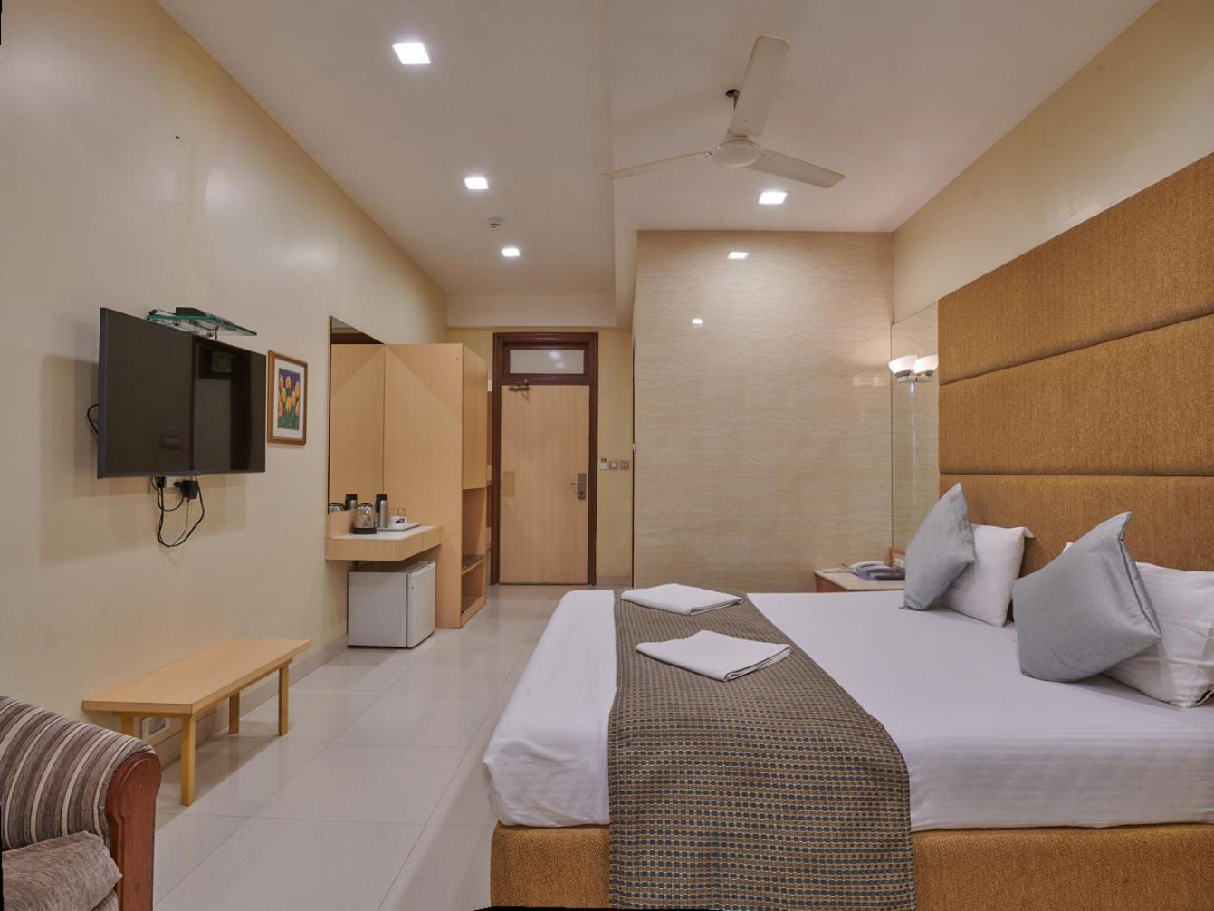 Hotel Bentley Marine Drive 2*