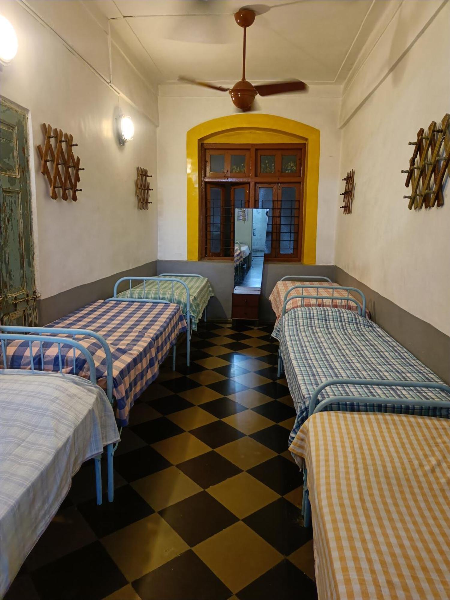 Vasantashram Csmt Mumbai, Free Wifi With 1940s Retro Vibe Hostel