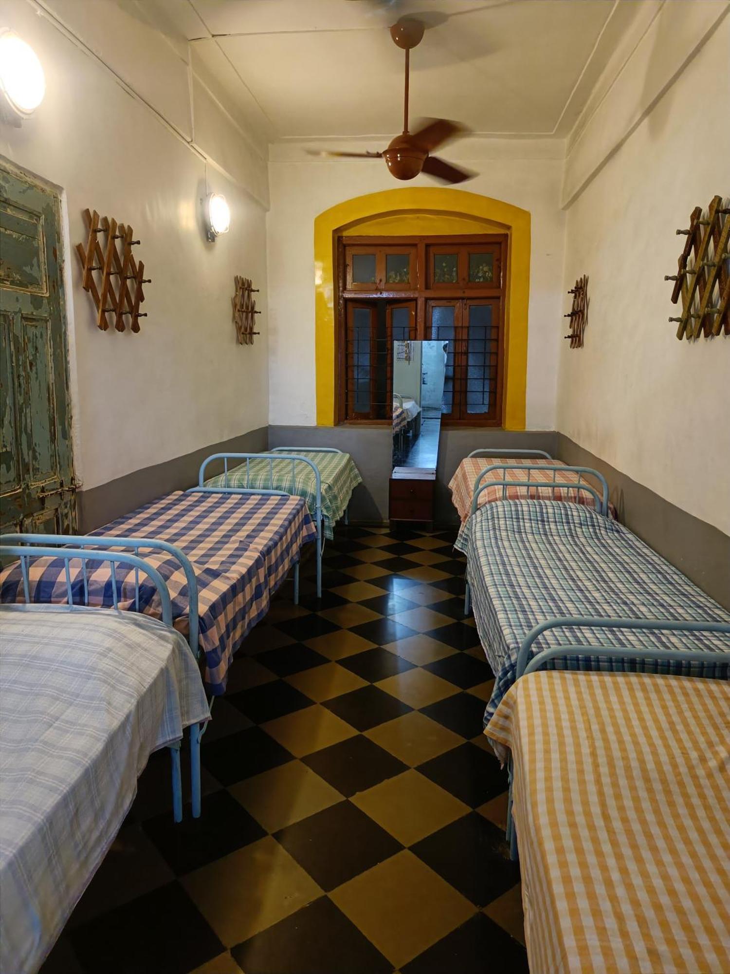 Vasantashram Csmt Mumbai, Free Wifi With 1940s Retro Vibe Hostel Mumbai