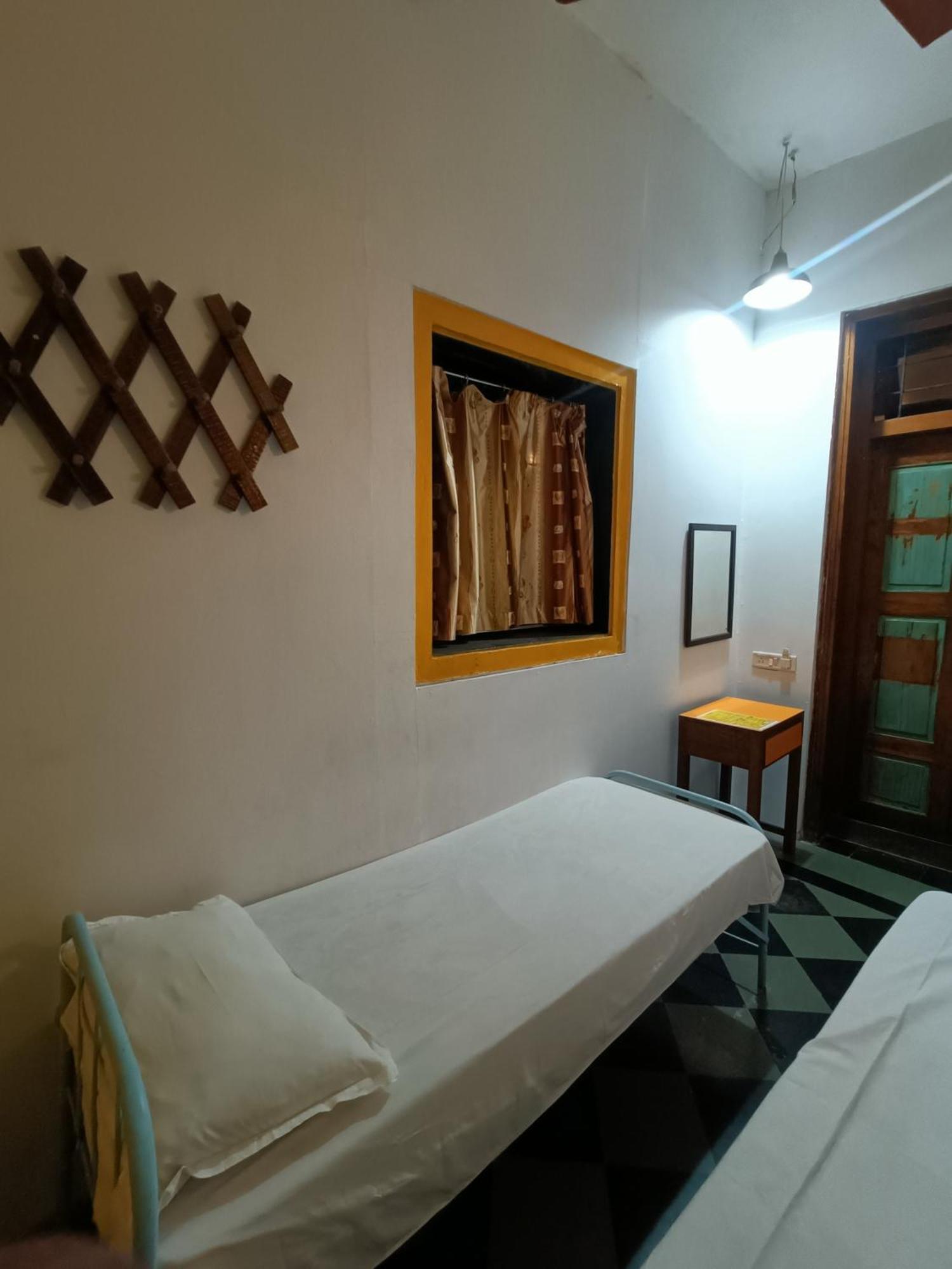 Vasantashram Csmt Mumbai, Free Wifi With 1940s Retro Vibe Hostel