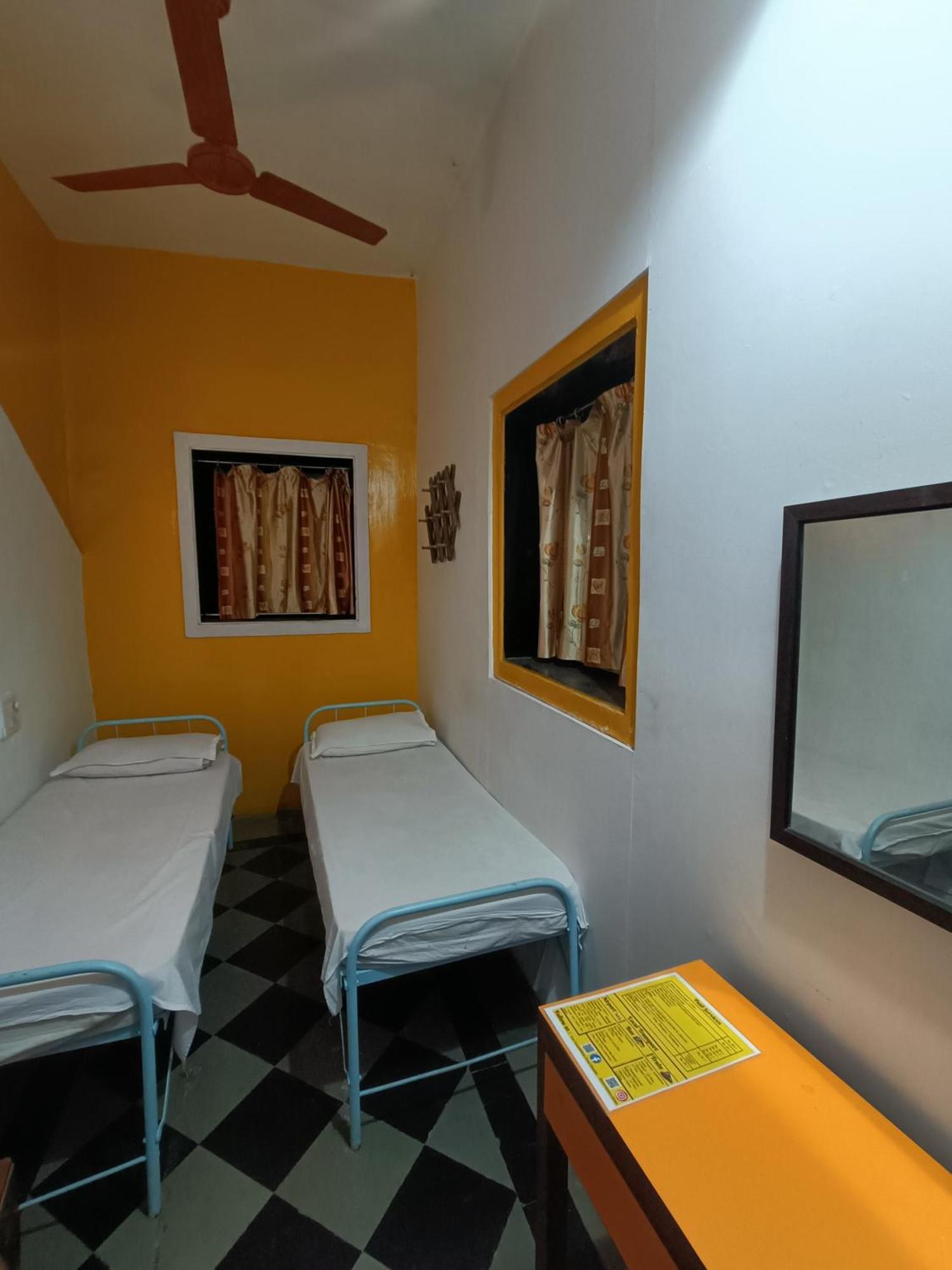 Hostel Vasantashram Csmt Mumbai, Free Wifi With 1940s Retro Vibe Mumbai