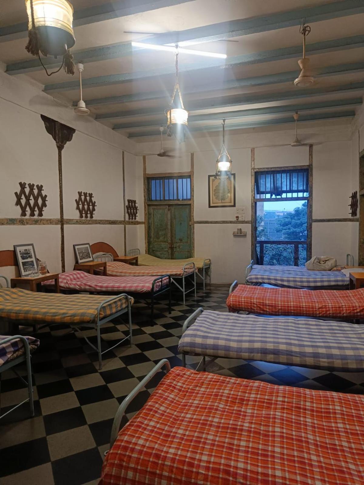 Hostel Vasantashram Csmt Mumbai, Free Wifi With 1940s Retro Vibe
