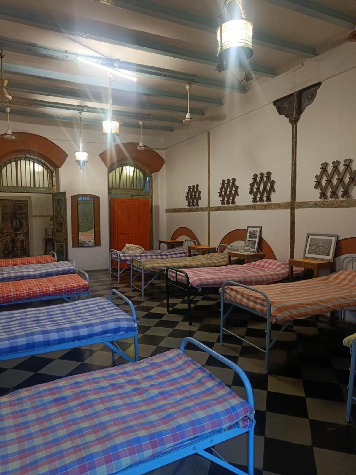 Vasantashram Csmt Mumbai, Free Wifi With 1940s Retro Vibe *