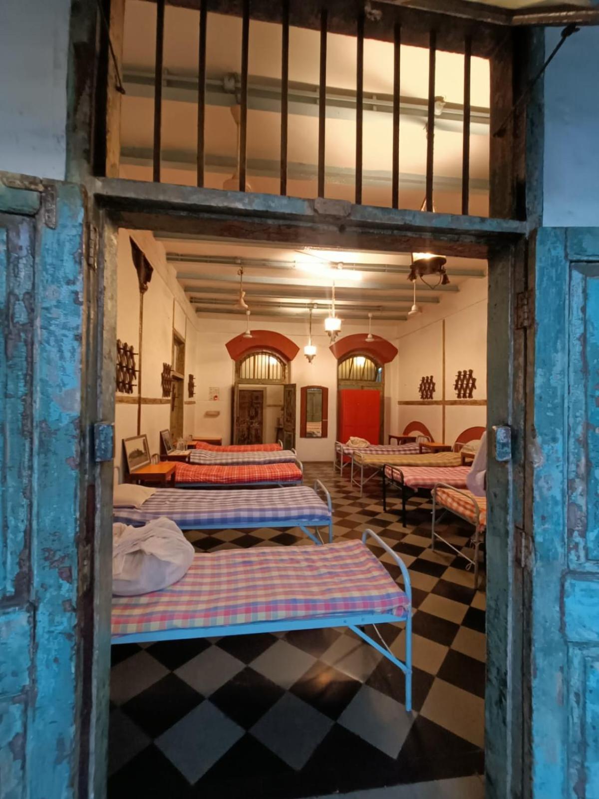 Vasantashram Csmt Mumbai, Free Wifi With 1940s Retro Vibe