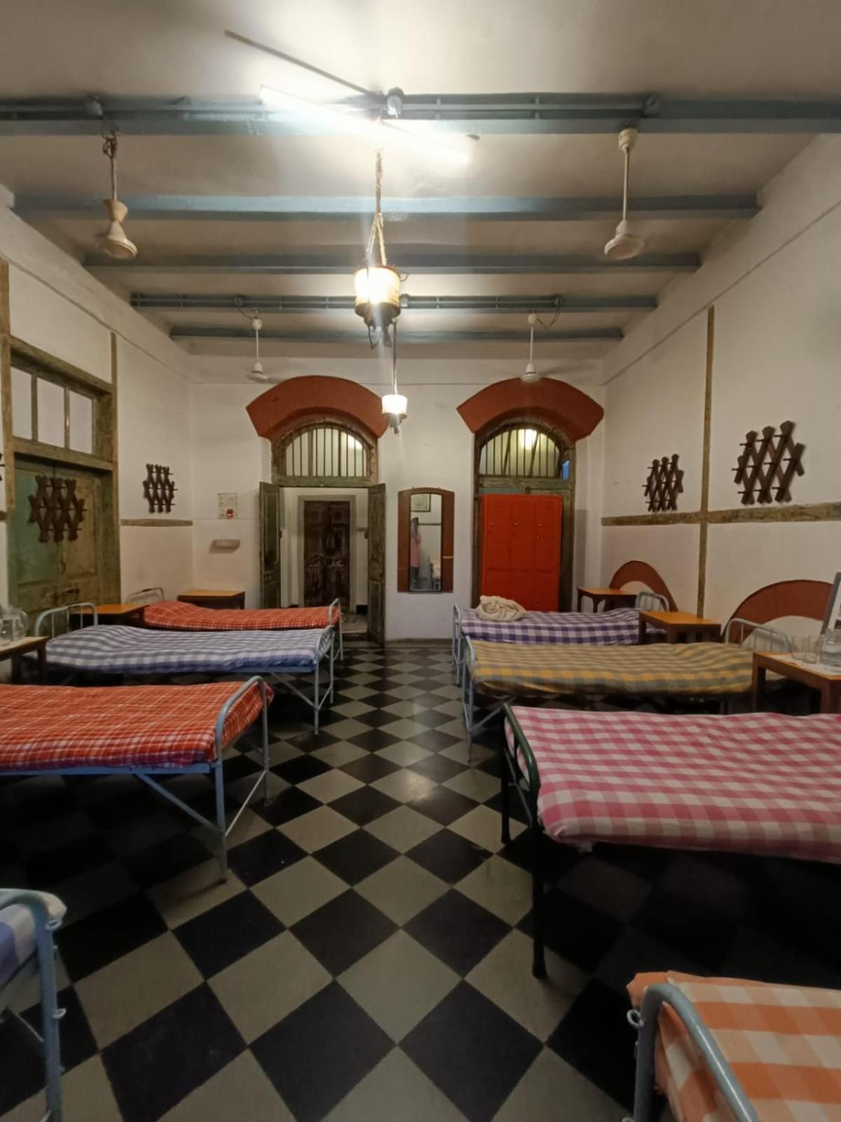 Vasantashram Csmt Mumbai, Free Wifi With 1940s Retro Vibe * Mumbai