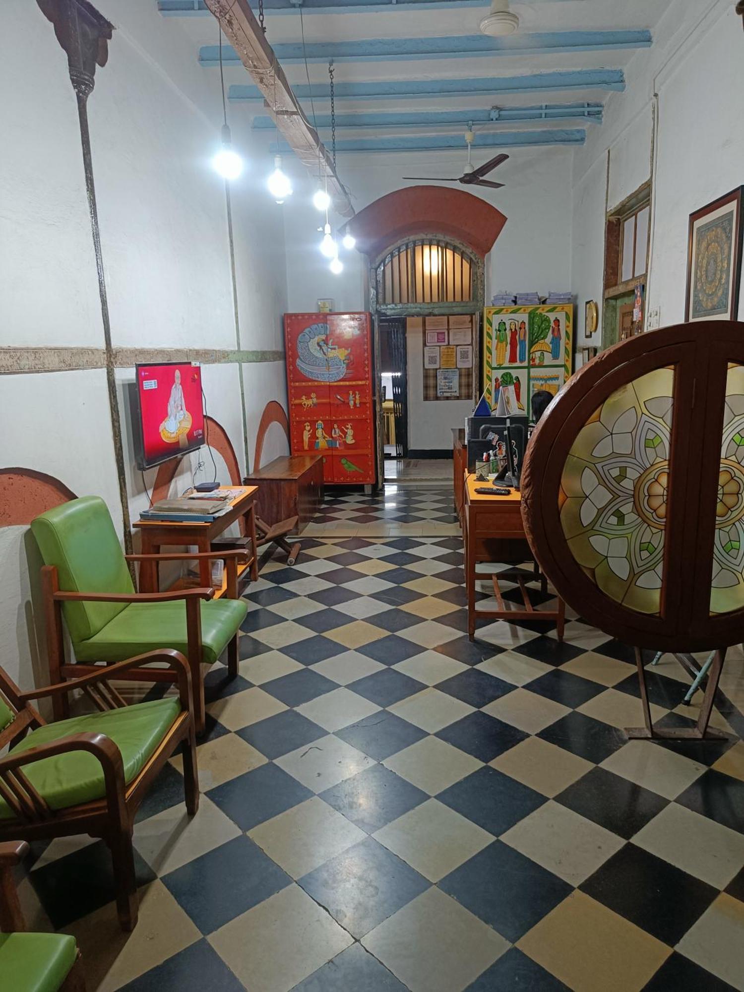 Vasantashram Csmt Mumbai, Free Wifi With 1940s Retro Vibe