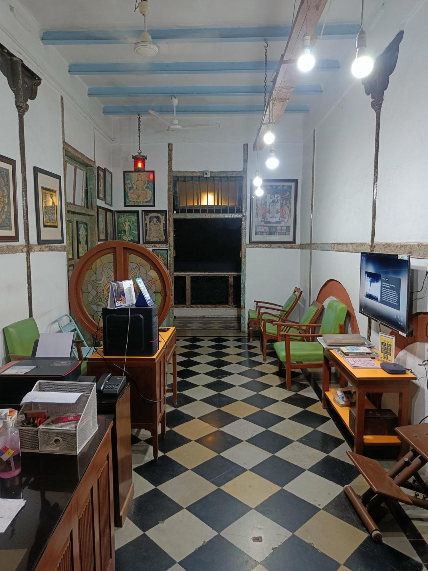 Vasantashram Csmt Mumbai, Free Wifi With 1940s Retro Vibe Hostel Mumbai
