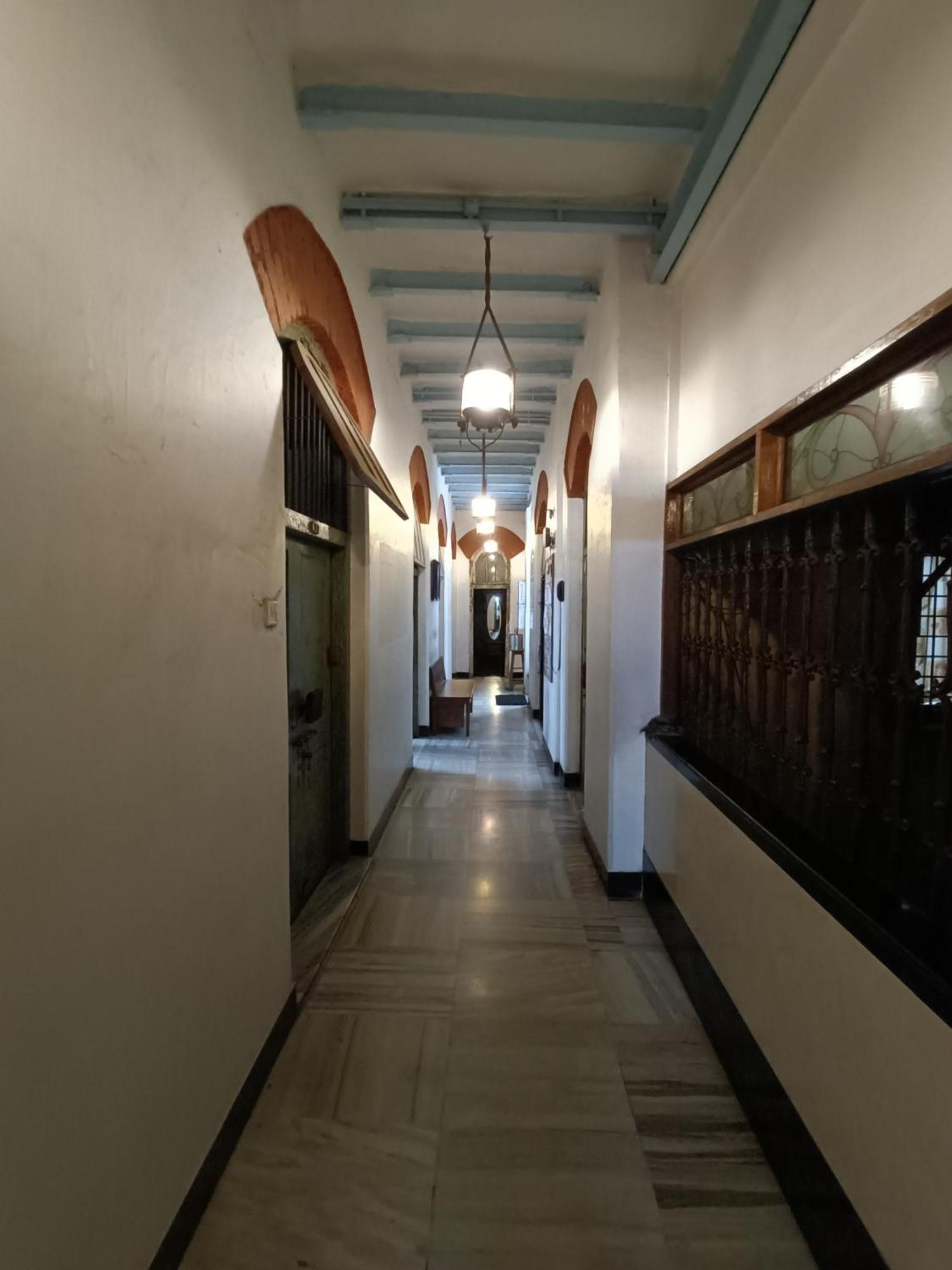 Vasantashram Csmt Mumbai, Free Wifi With 1940s Retro Vibe Mumbai
