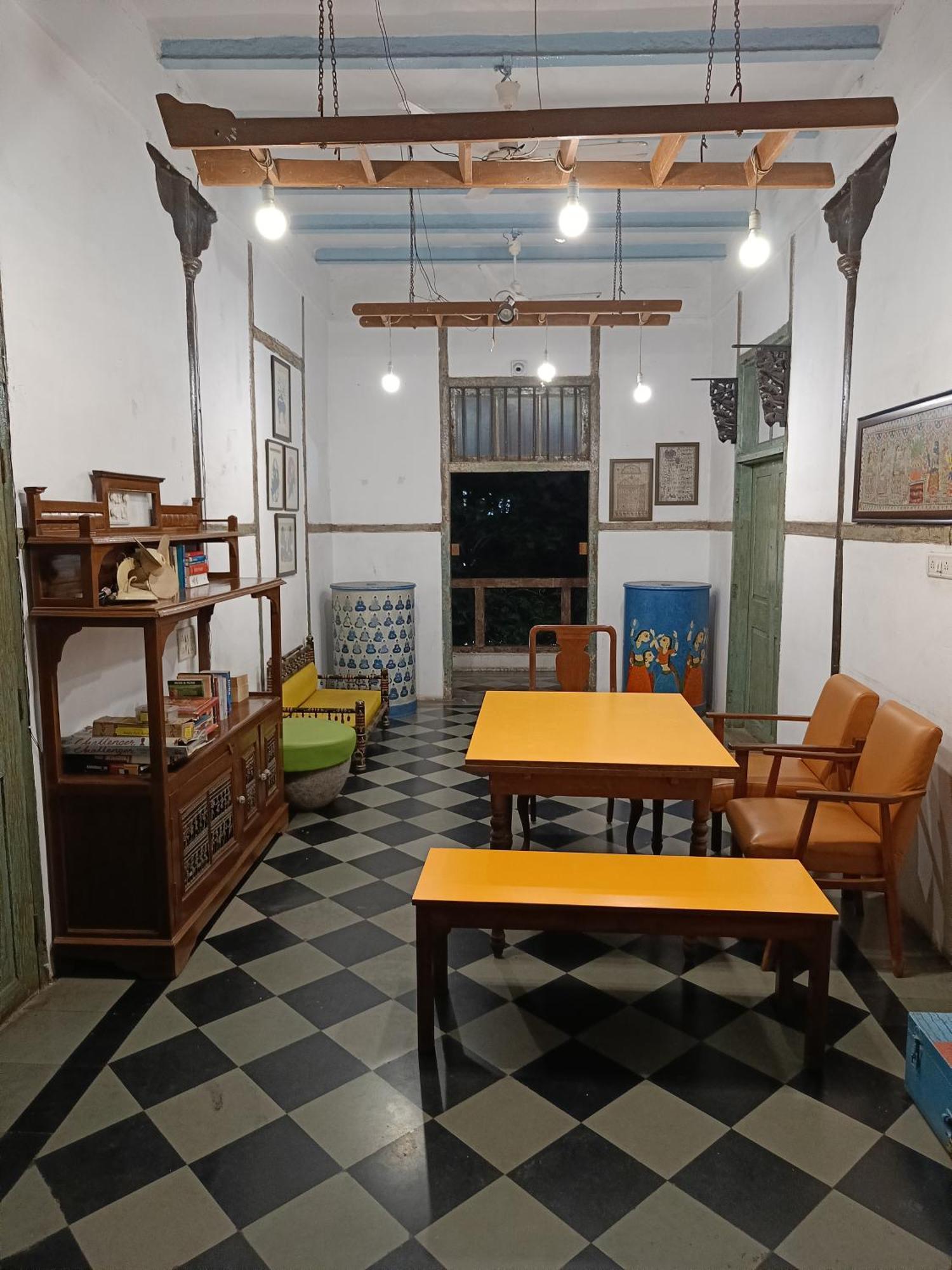 Hostel Vasantashram Csmt Mumbai, Free Wifi With 1940s Retro Vibe