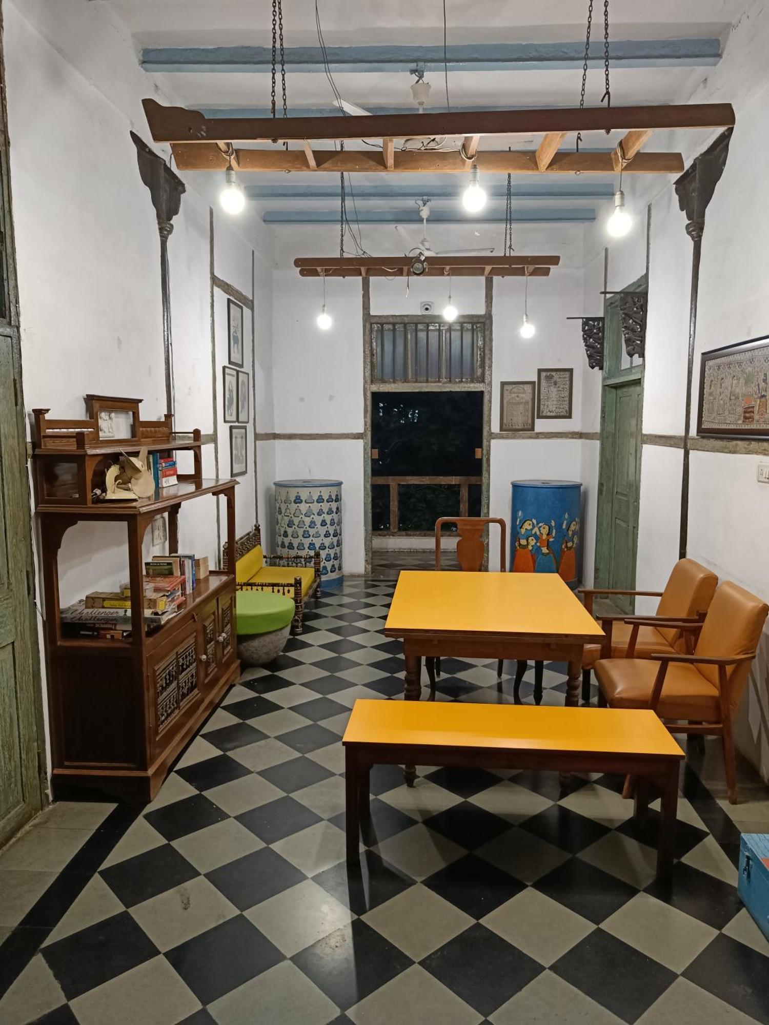Vasantashram Csmt Mumbai, Free Wifi With 1940s Retro Vibe Hostel Mumbai