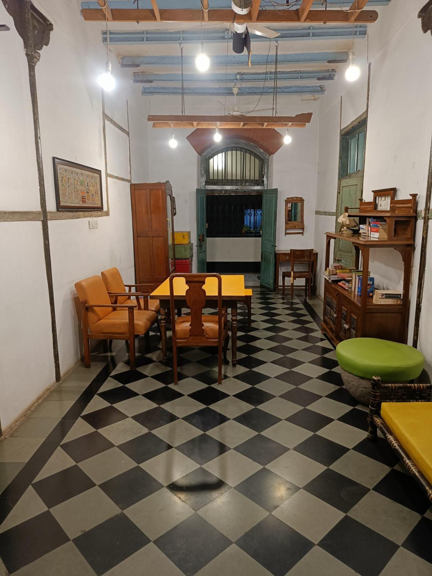 Vasantashram Csmt Mumbai, Free Wifi With 1940s Retro Vibe *