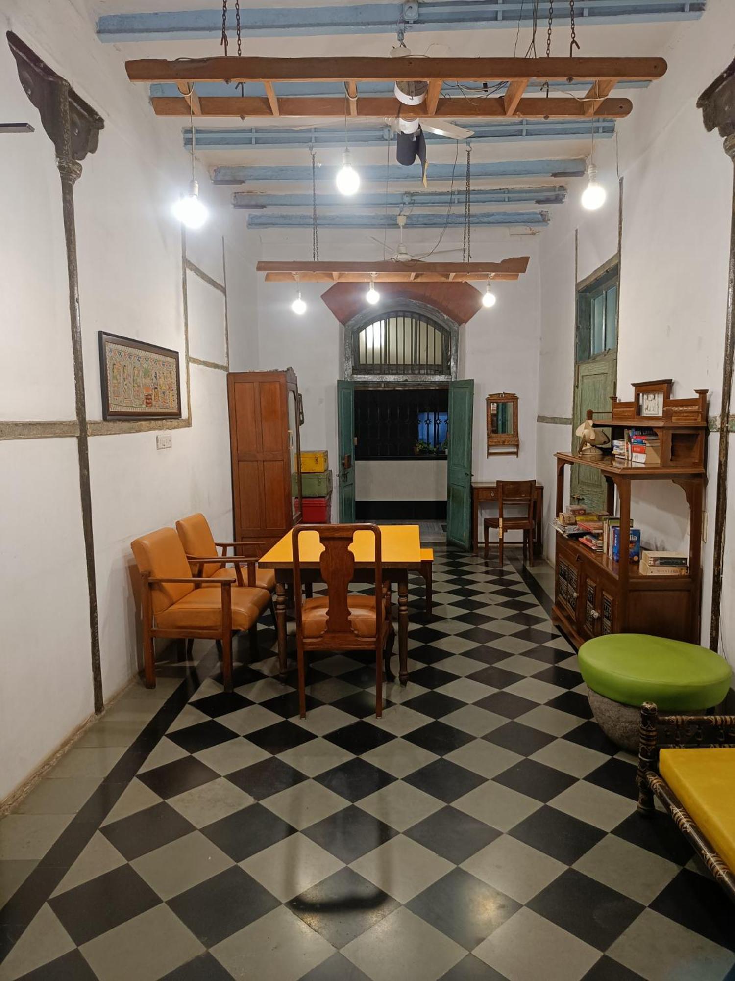 Vasantashram Csmt Mumbai, Free Wifi With 1940s Retro Vibe Hostel *