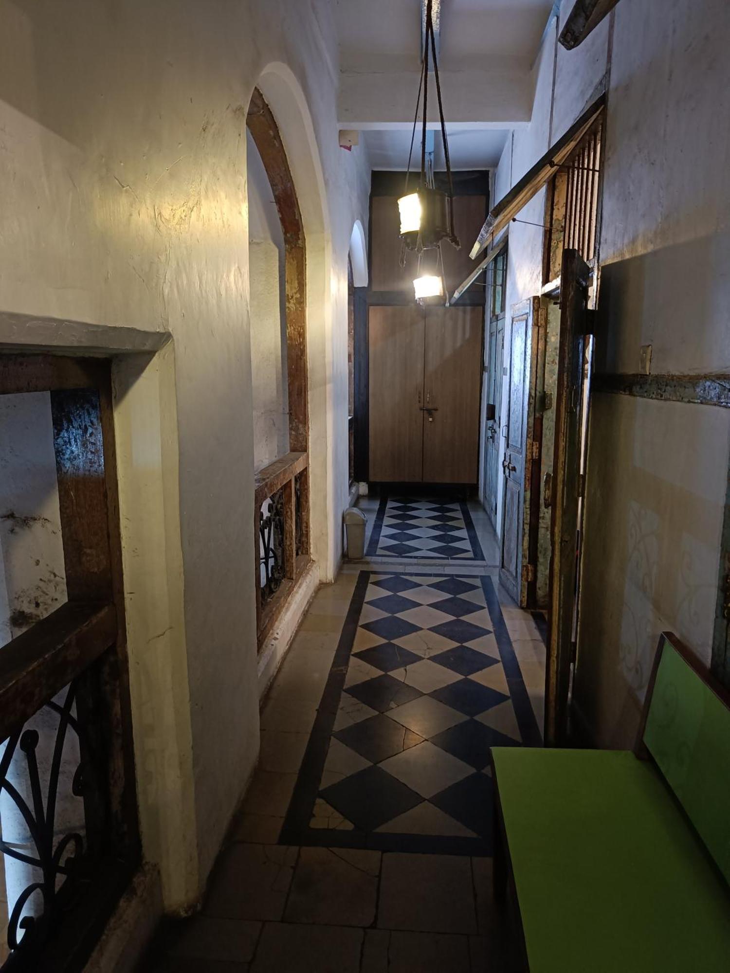 Hostel Vasantashram Csmt Mumbai, Free Wifi With 1940s Retro Vibe