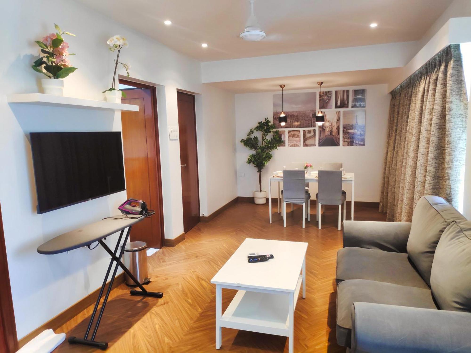 White House By Maxxvalue Service Bandra Apartment