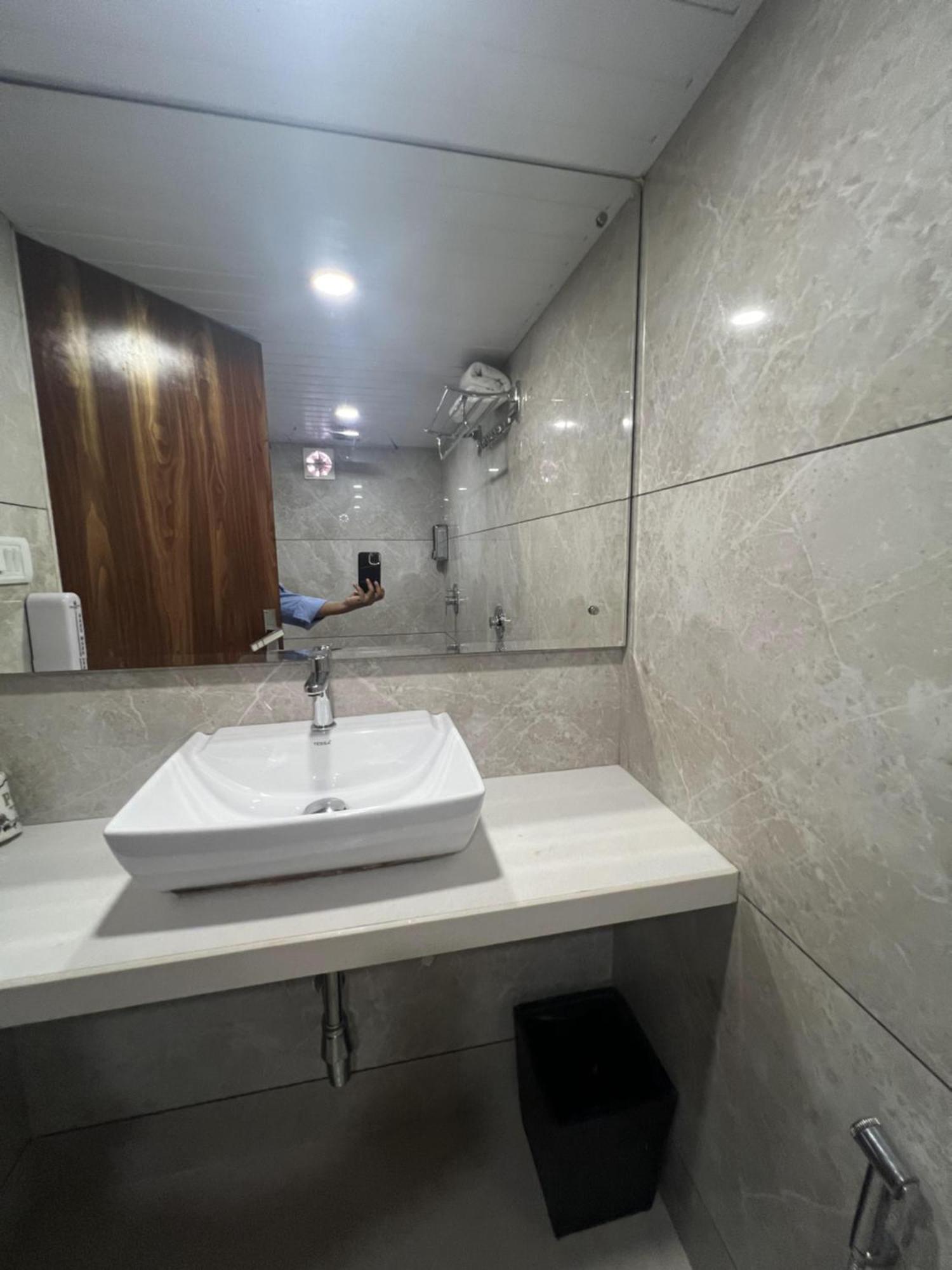 Supreme - Cuffe Parade Hotel 3*