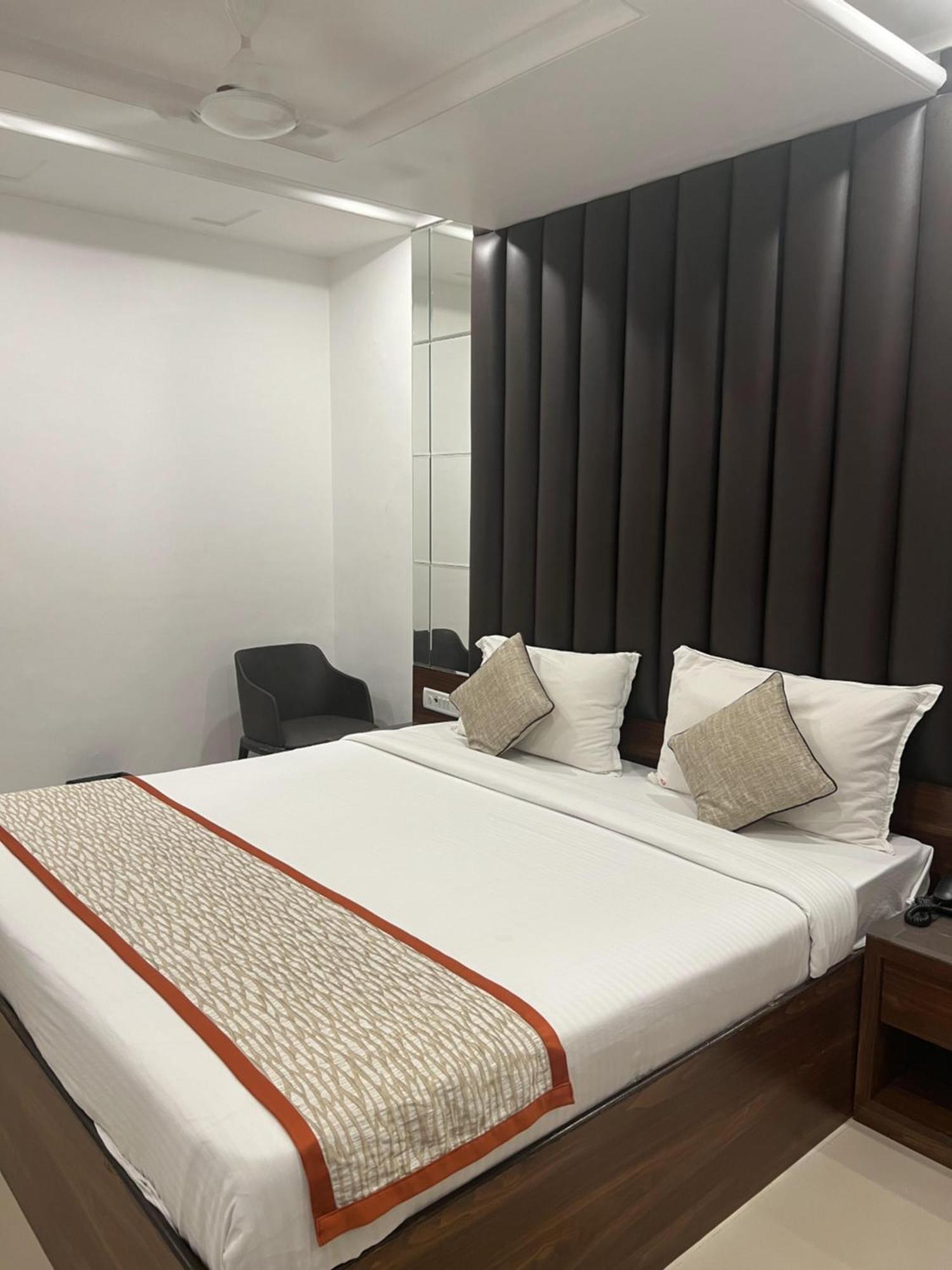 Supreme - Cuffe Parade 3*