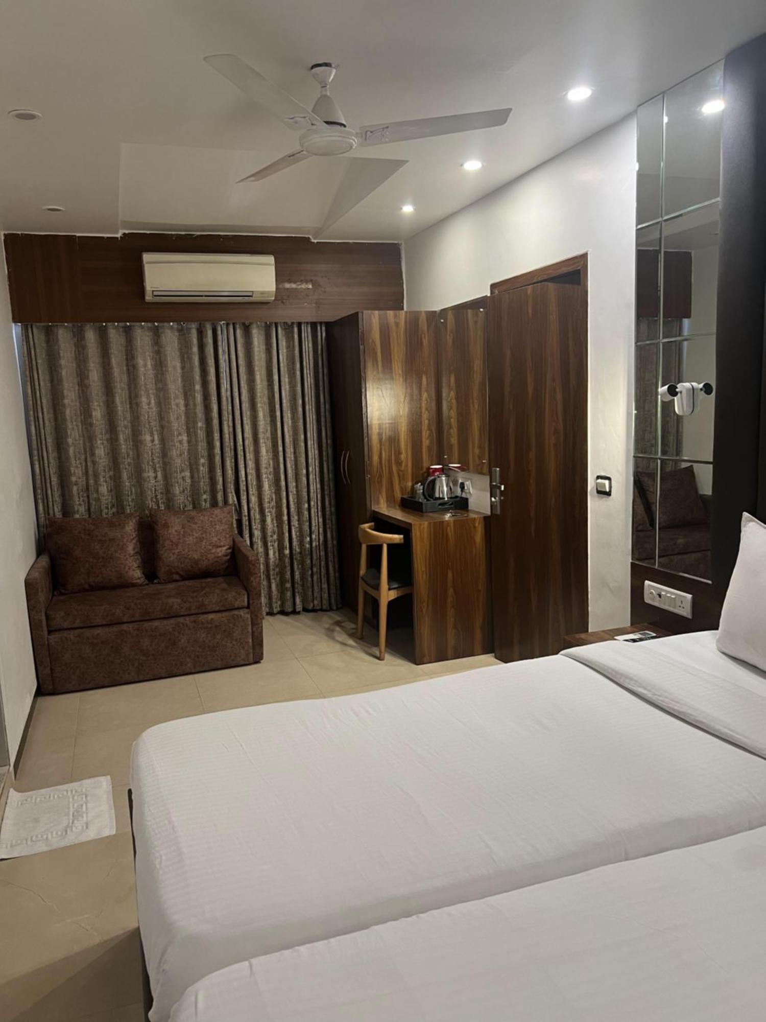 Supreme - Cuffe Parade 3*