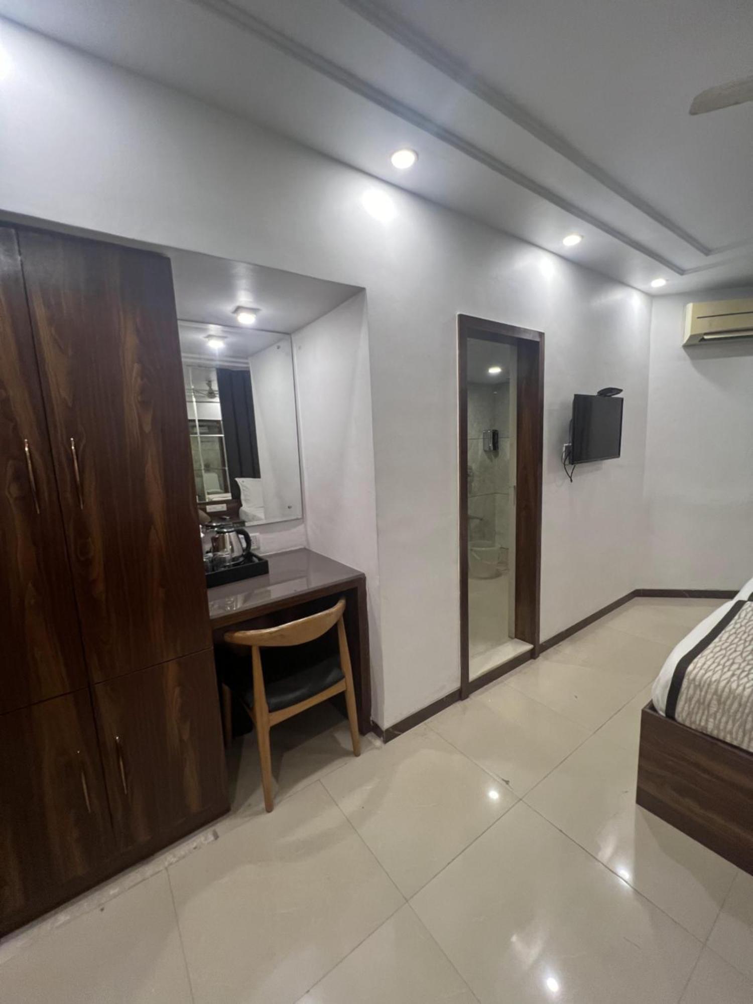 Supreme - Cuffe Parade