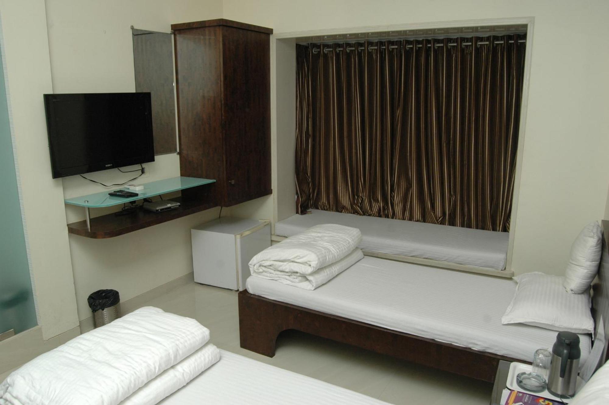 Causeway, Colaba