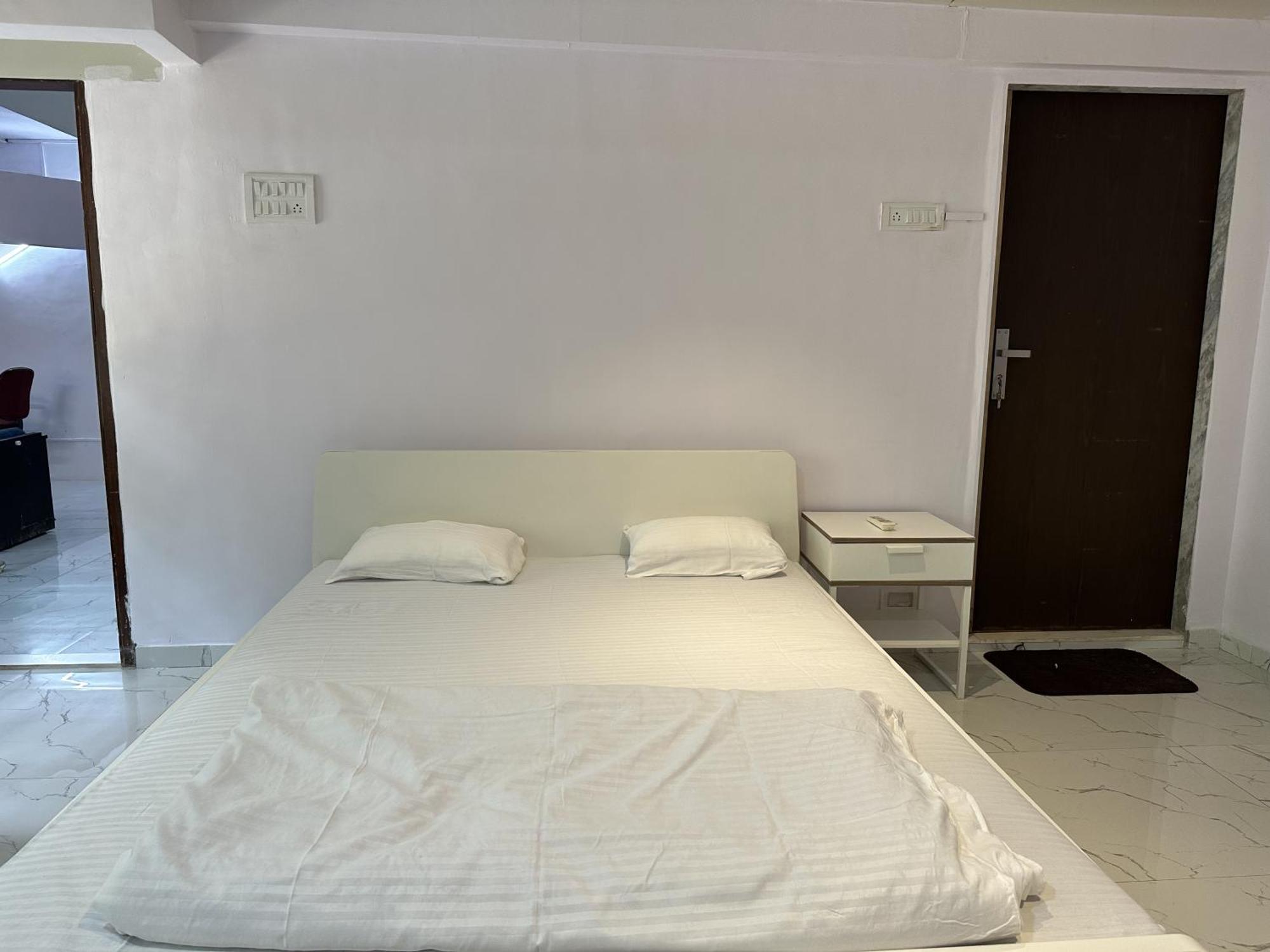 Ravish Apartment, Juhu Apartment *
