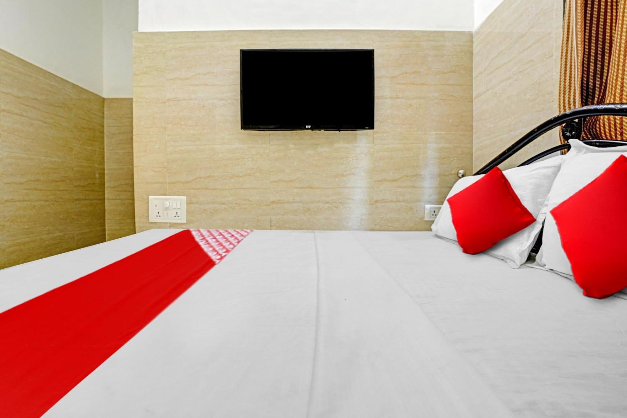 Oyo Flagship Raj Near Juhu Beach Hotel