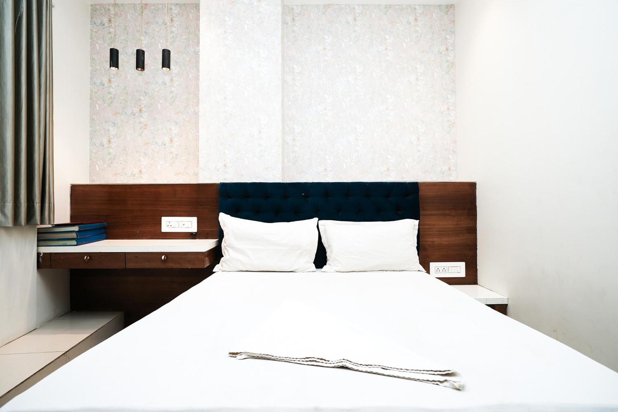 Elegance Hotel