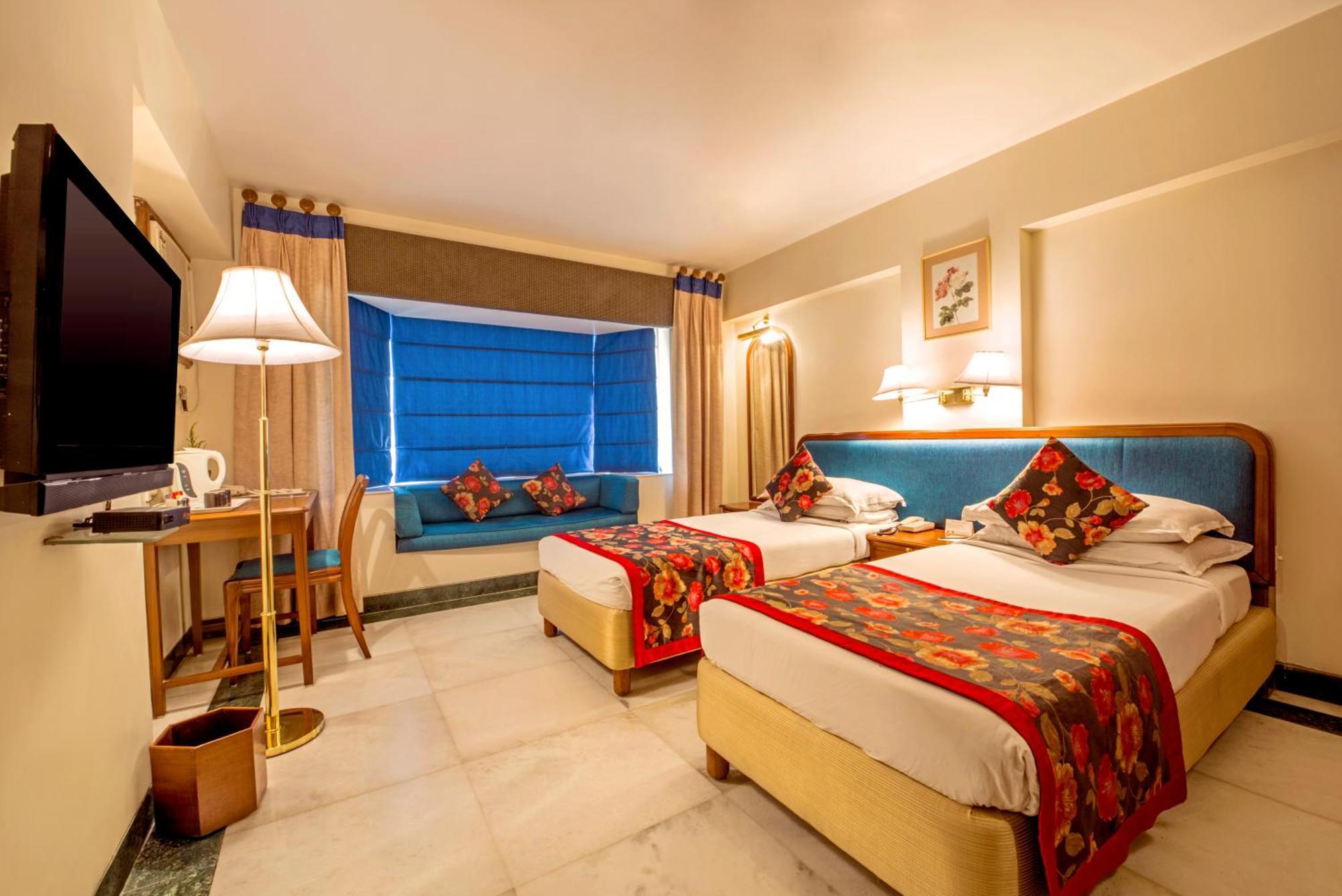 Parle International Hotel 3*