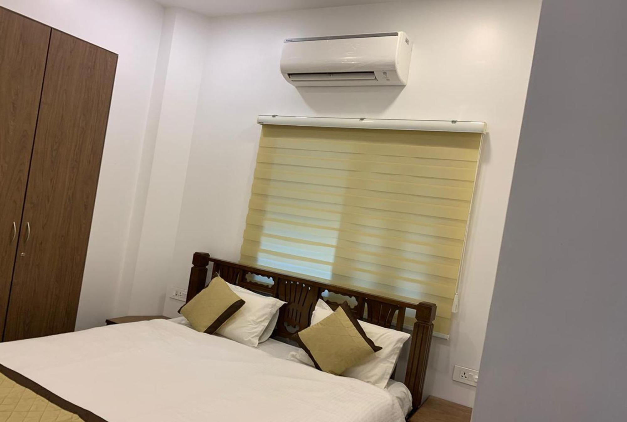 Hotel Carlton - Behind Taj Mahal Palace Colaba