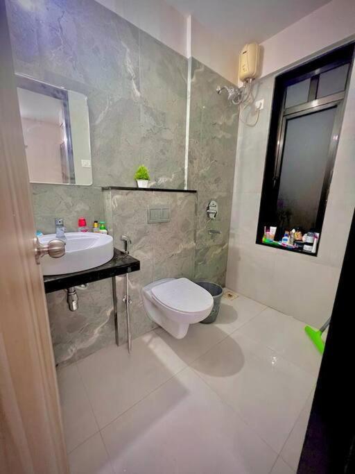 Hillview Comfy Flat In Dahisar * Mumbai